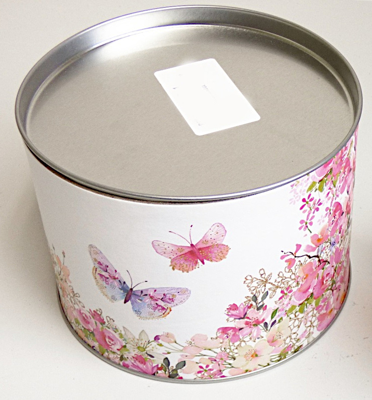 Zweiteilige Zusammenstellung bestehend aus Geschirr aus Porzellan (eine Tasse) und einer
Schachtel aus Pappe, sog. Geschenkbox mit einer Tasse, Foto siehe Anlage,
- die Waren dienen weder der Befriedigung eines speziellen Bedarfs noch der Ausübung einer
  bestimmten Tätigkeit und stellen somit keine Warenzusammenstellung im Sinne der AV 3 b) dar;
  die Schachtel stellt kein Behältnis im Sinne der AV 5 a) dar, da sie zur Aufnahme der Tasse
  nicht besonders gestaltet oder hergerichtet ist und nicht für den dauernden Gebrauch (zusammen
  mit der Tasse) bestimmt ist; die Schachtel stellt auch keine Verpackung im Sinne der AV 5 b) dar,
  weil sie für die Verpackung der Tasse nicht üblich ist (u. a. ist der Schachtel - sog. Geschenkbox -
  von außen nicht anzusehen, welche Ware darin verpackt ist; darüber hinaus ist die Schachtel
  aufgrund ihrer hochwertigen Verarbeitung zur wiederholten Verwendung geeignet); somit sind
  die Waren getrennt einzureihen,
- Schachtel aus Pappe, lt. Antrag:
- - in Form einer zylinderförmigen, formstabilen Schachtel,
- - in den Abmessungen (lt. Antrag): 12,5 cm (Breite) x 11,6 cm (Tiefe) x 11,3 cm (Höhe),
- - aus bedruckter Pappe (charakterbestimmend) sowie einem Deckel und einer Bodenplatte aus
    Blech.

"Schachtel aus Pappe, andere als in den Unterpositionen 4819 1000 bis 4819 4000 genannte"