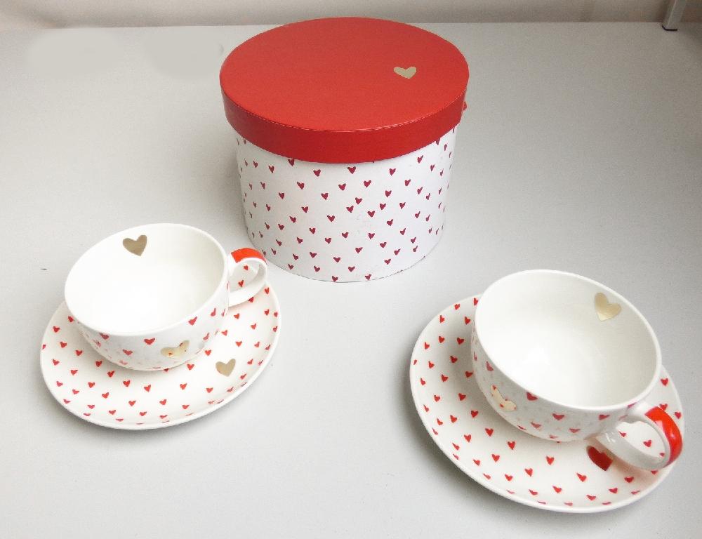 Zusammenstellung bestehend aus Geschirr aus Porzellan (zwei Tassen jeweils mit Unterteller)
und einer Schachtel aus Pappe, sog. Geschenkbox mit Tassen, Foto siehe Anlage,
- die Waren dienen weder der Befriedigung eines speziellen Bedarfs noch der Ausübung einer
  bestimmten Tätigkeit und stellen somit keine Warenzusammenstellung im Sinne der AV 3 b) dar;
  die Schachtel stellt kein Behältnis im Sinne der AV 5 a) dar, da sie zur Aufnahme der Tassen und
  Unterteller nicht besonders gestaltet oder hergerichtet ist und nicht für den dauernden Gebrauch
  (zusammen mit den Tassen und Untertellern) bestimmt ist; die Schachtel stellt auch keine
  Verpackung im Sinne der AV 5 b) dar, weil sie für die Verpackung der Tasse und den Untertellern
  nicht üblich ist (u. a. ist der Schachtel - sog. Geschenkbox - von außen nicht anzusehen, welche
  Ware darin verpackt ist; darüber hinaus ist die Schachtel aufgrund ihrer hochwertigen Verarbeitung
  zur wiederholten Verwendung geeignet); somit sind die Waren getrennt einzureihen,
- Schachtel aus Pappe, lt. Antrag:
- - in Form einer zylinderförmigen, formstabilen Stülpdeckelschachtel,
- - mit einer Höhe von 11,7 cm und einem Durchmesser von 17 cm,
- - aus bedruckter Pappe und einem an den Seiten befestigten Band aus Textilien.

"Schachtel aus Pappe, andere als in den Unterpositionen 4819 1000 bis 4819 4000 genannte"