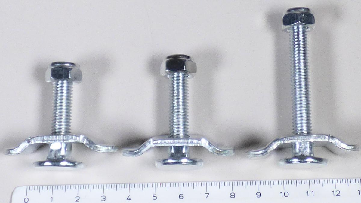 Es handelt sich um aus den nachstehend beschriebenen Bestandteilen zusammengesetzte Erzeugnisse:

1. Eine Schraube aus verzinktem Stahl mit Flachrundkopf mit Vierkantansatz und mit einem bis zum Kopf reichenden, metrischen Gewinde (M8) mit stumpfem Gewindeende, in unterschiedlichen Gewindelängen (je nach Artikelnummer 15, 25, 30 oder 50 mm). Auf die Schraube ist eine passende Mutter aus verzinktem Stahl mit Außensechskant aufgeschraubt, die innen mit einem Sicherungsring aus Kunststoff versehen ist.

2. Ein aus verzinktem Stahlblech gefertigtes, längliches Erzeugnis (Länge x Breite x Dicke etwa 43 x 22 x 3 mm), das von der Mitte aus zu beiden Enden hin annähernd S-förmig gewinkelt ist, sodass der Mittelteil erhöht ist. Die Enden des Erzeugnisses sind abgerundet. Der erhöhte Mittelteil ist etwa mittig mit einer quadratischen Lochung (Kantenlänge etwa 9 mm) versehen. Das Erzeugnis ist auf den Vierkantansatz der unter 1. beschriebenen Schraube aufgesteckt.

Die Erzeugnisse dienen zum Befestigen von diversen Gegenständen an Airlineschienen, die in bestimmten Kraftfahrzeugen befestigt sind. Das unter 2. beschriebene Erzeugnis dient dabei der Positionierung und Fixierung der unter 1. beschriebenen Schraube in den Airlineschienen.
- Antragstellerangaben -

Abbildung siehe Anlage.

Derartige Erzeugnisse gehören als "andere Schrauben aus Stahl (kein nicht rostender Stahl), mit Gewinde, mit Kopf mit dazugehörenden Muttern" zur Codenummer 7318 15 95 89 0, da es sich zolltarifrechtlich um aus verschiedenen Bestandteilen zusammengesetzte Waren handelt, deren wesentlicher Charakter nach dem Umfang und der Bedeutung für die Verwendung durch die Schraube mit dazugehörender Mutter bestimmt wird.