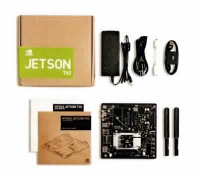 Datenverarbeitungseinheit, sog. Jetson TX2 Developer Kit (VPN: 945-82771-0005-000), in Form einer Warenzusammenstellung aus Kabeln, Anleitung, WiFi-Antennen, Netzteil und Zentraleinheit (charakterbestimmend im Hinblick auf die Verwendung). Das Erzeugnis besteht im Wesentlichen aus einer gedruckten Schaltung mit Prozessor, Arbeitsspeicher, Eingabe- und Ausgabe- sowie Kontroll-, Sound-, und Grafikbausteinen mit USB-, PCI-, SATA-, HDMI- und Ethernet-Schnittstellen.
Das Gerät verfügt über Speicher für Datenverarbeitungsprogramme und Daten, ist frei programmierbar nach Benutzeranforderungen, vermag Rechenoperationen nach Benutzeranweisungen durchzuführen und ist in der Lage, den Programmablauf durch logische Entscheidungen selbst zu ändern. Es ist von der hauptsächlich in automatischen Datenverarbeitungssystemen verwendeten Art und in der Lage, Daten in einer vom System verwendbaren Form zu empfangen oder zu liefern.
Die Bestandteile der Zusammenstellung sind gemeinsam in einem Karton für den Einzelverkauf aufgemacht.

Die Ware wird als "Verarbeitungseinheit für automatische Datenverarbeitungsmaschinen" eingereiht.

Anlage: 1 Abbildung