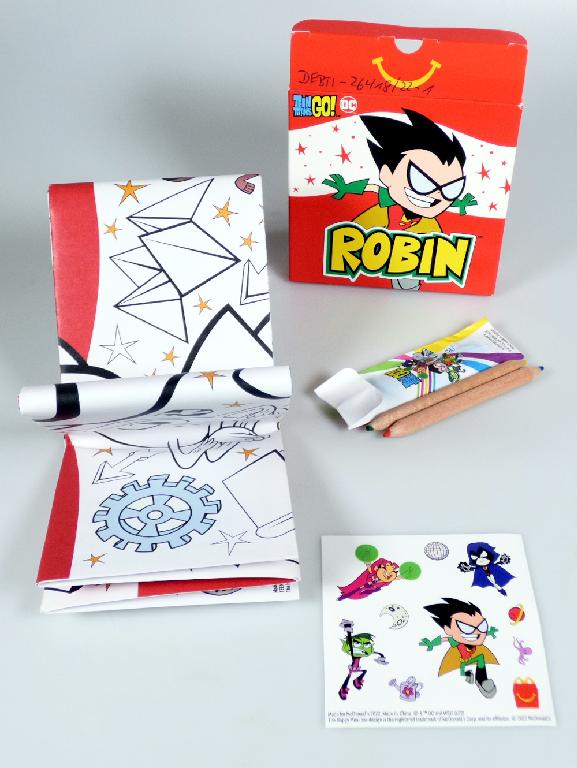 Es handelt sich um eine Zusammenstellung der nachfolgend beschriebenen Waren, die gemeinsam in einer mit Produktinformationen bedruckten Pappschachtel verpackt sind:

1. Ein Druckerzeugnis in Form eines rechteckigen Zuschnitts aus Papier (Abmessungen etwa 48,0 x 70,5 cm). Der Zuschnitt ist auf einer Seite mit einem Poster im Stil eines Comics, Schlagworte enthaltend, farbig bedruckt. Dis Rückseite ist im Wesentlichen mit kindgerechten Bilderrätseln (z. B. Unterschiede finden, Labyrinth) und einem Spiel (Drei gewinnt) schwarzweiß bedruckt.

2. Zwei beidseitig angespitzte Buntstifte in einem Holzmantel (Länge etwa 8,7 cm), die gemeinsam in einem Umschlag aus Papier verpackt sind.

3. Ein Stickerbogen (Abmessungen: 7,6 x 7,6 cm) (Ware mit geringem Wert).

Abbildung siehe Anlage.

Derartige Waren gehören als "andere Drucke, andere als solche der vorgenannten Codenummern" zur Codenummer 4911 99 00 00 0 des Zolltarifs, da es sich um eine Warenzusammenstellung in Aufmachung für den Einzelverkauf handelt, deren wesentlicher Charakter nach dem Wert und der Bedeutung für die Verwendung durch das unter 1. beschriebene Druckerzeugnis bestimmt wird.