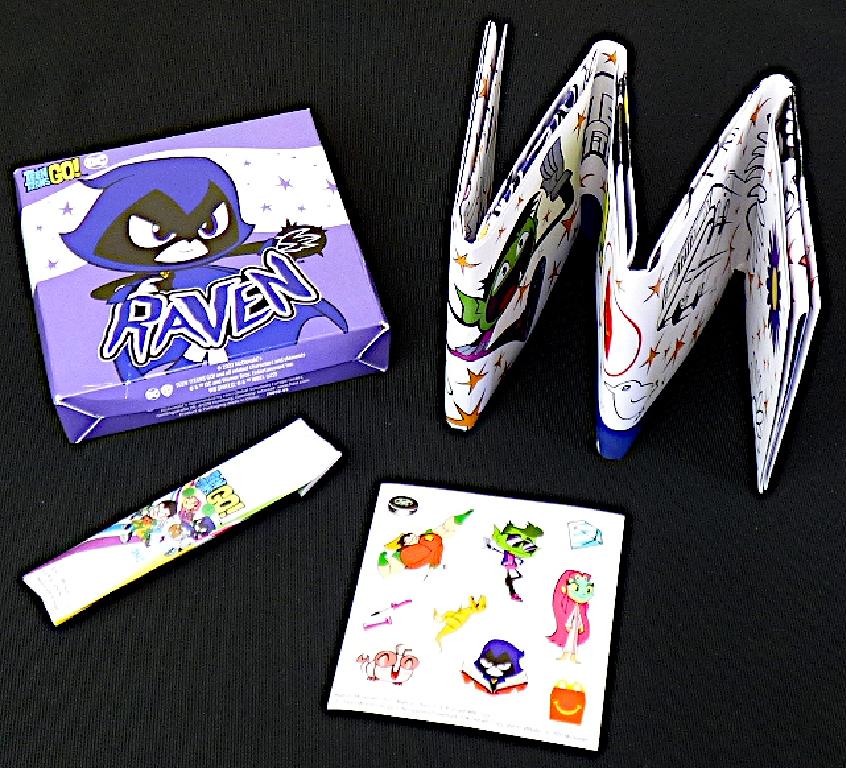 Es handelt sich um eine Zusammenstellung der nachfolgend beschriebenen Waren, die gemeinsam in einer mit Produktinformationen bedruckten Pappschachtel verpackt sind:

1. Ein Druckerzeugnis in Form eines rechteckigen Zuschnitts aus Papier (Abmessungen etwa 48,0 x 70,5 cm). Der Zuschnitt ist auf einer Seite mit einem Poster im Stil eines Comics, Schlagworte enthaltend, farbig bedruckt. Dis Rückseite ist im Wesentlichen mit kindgerechten Bilderrätseln (z. B. Unterschiede finden, Labyrinth) und einem Spiel (Drei gewinnt) schwarzweiß bedruckt.

2. Zwei beidseitig angespitzte Buntstifte in einem Holzmantel (Länge etwa 8,7 cm), die gemeinsam in einem Umschlag aus Papier verpackt sind.

3. Ein Stickerbogen (Abmessungen: 7,6 x 7,6 cm) (Ware mit geringem Wert).

Abbildung siehe Anlage.

Derartige Waren gehören als "andere Drucke, andere als solche der vorgenannten Codenummern" zur Codenummer 4911 99 00 00 0 des Zolltarifs, da es sich um eine Warenzusammenstellung in Aufmachung für den Einzelverkauf handelt, deren wesentlicher Charakter nach dem Wert und der Bedeutung für die Verwendung durch das unter 1. beschriebene Druckerzeugnis bestimmt wird.