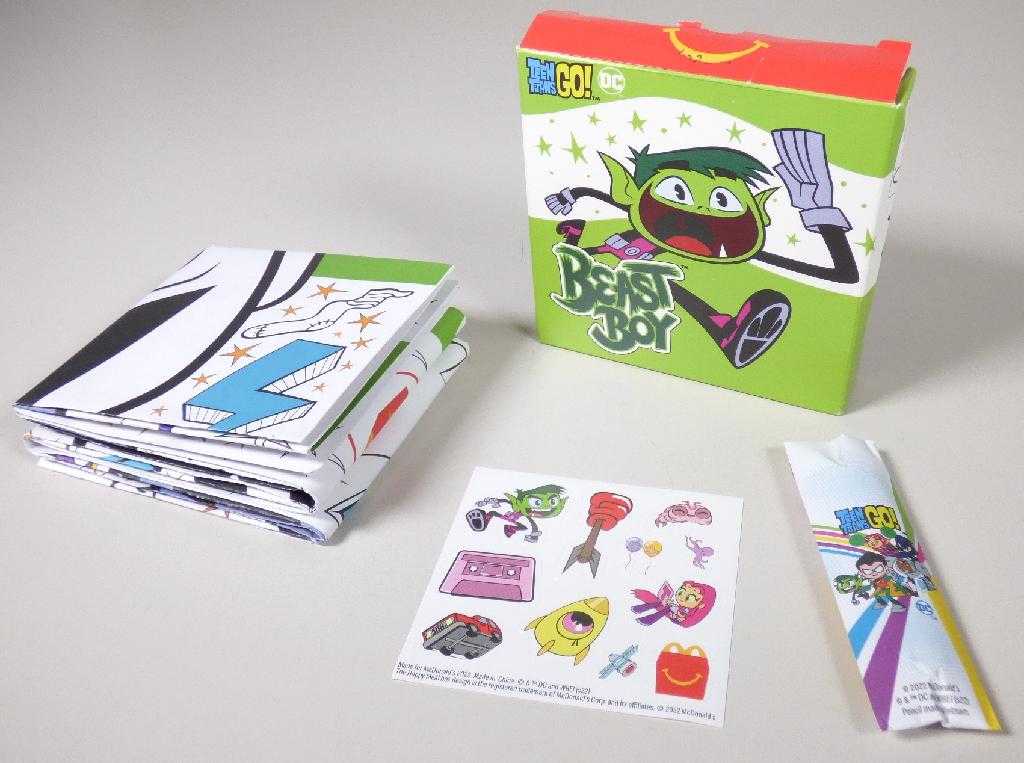 Es handelt sich um eine Zusammenstellung (Mc Donald`s - Teen Titans Go - 2022, Motiv: Beast Boy), der nachfolgend beschriebenen Waren, die gemeinsam in einer mit Produktinformationen bedruckten Pappschachtel verpackt sind:

1. Ein Druckerzeugnis in Form eines rechteckigen Zuschnitts aus Papier (Abmessungen etwa 48,0 x 70,5 cm). Der Zuschnitt ist beidseitig im Wesentlichen mit kindgerechten Bilderrätseln (z. B. Unterschiede finden, Labyrinth) und einem Spiel (Drei gewinnt) bedruckt.

2. Zwei beidseitig angespitzte Buntstifte (Länge etwa 8,7 cm), die gemeinsam in einem Umschlag aus Papier verpackt sind.

3. Ein Stickerbogen (Abmessungen: 7,6 x 7,6 cm) (Ware mit geringem Wert).

Abbildung siehe Anlage.

Derartige Waren gehören als "andere Drucke, andere als solche der vorgenannten Codenummern" zur Codenummer 4911 99 00 00 0 des Zolltarifs, da es sich um eine Warenzusammenstellung in Aufmachung für den Einzelverkauf handelt, deren wesentlicher Charakter nach dem Wert und der Bedeutung für die Verwendung durch das unter 1. beschriebene Druckerzeugnis bestimmt wird.