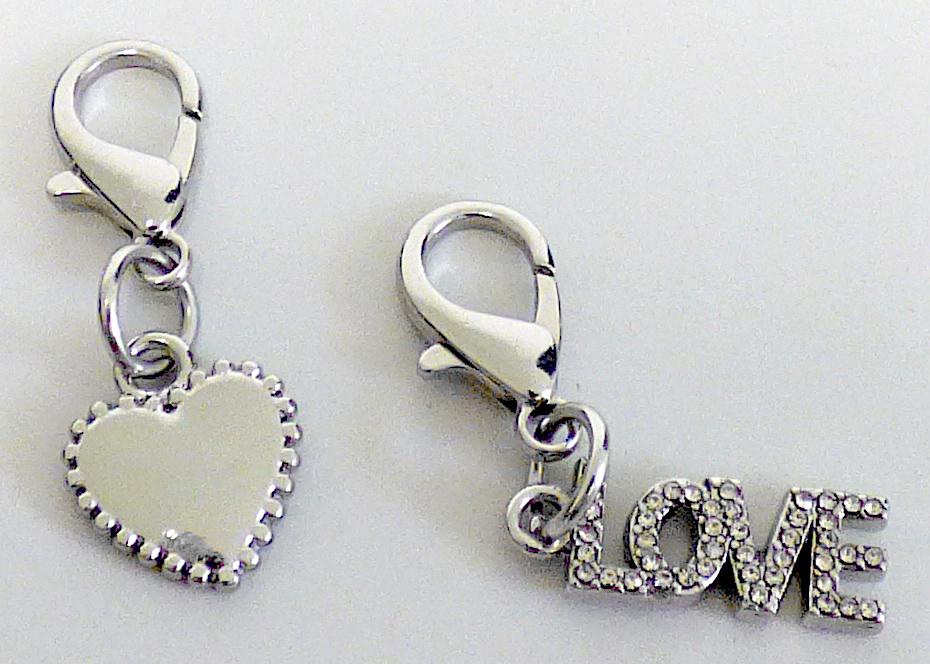 Bei dem sog. Schuhschmuck STYLE & GO CHARMS DECO handelt es sich um zwei Paare von kleinen Gegenständen, die der Verzierung von Schnürsenkeln von Schuhen dienen sollen. Beide Paare sind gemeinsam auf einer bedruckten Pappkarte zum Verkauf aufgemacht.
Das erste Paar von kleinen schmückenden Gegenständen besteht jeweils aus einem Karabinerhaken mit Befestigungsöse, einem Befestigungsring und einem schmückenden Herz mit Befestigungsöse (Breite ca. 14 mm, Höhe mit Öse ca. 16 mm, Stärke ca. 2,5 mm). All diese untereinander verbundenen Bestandteile bestehen aus Zink.
Das zweite Paar von kleinen schmückenden Gegenständen besteht jeweils aus einem Karabinerhaken mit Befestigungsöse, einem Befestigungsring und einer verkörperten Buchstabenfolge „Love“ mit Befestigungsöse (Breite mit Öse ca. 21 mm, Höhe ca. 8 mm und Stärke ca. 2,5 mm). Alle Bestandteile bestehen aus Zink, der Körper der Buchstabenfolge ist auf einer Seite zusätzlich mit kleinen Steinchen aus Glas vollflächig besetzt.
- Angaben laut Antragstellerin -

Bei dem zweiten Paar von kleinen schmückenden Gegenständen ist ein charakterbestimmender Stoff nicht feststellbar, Zink formt den Körper, von den vollflächig auf einer Seite des Körpers angebrachten kleinen Steinchen aus Glas geht eine  Glanzwirkung aus.
Auch im Hinblick auf die Warenzusammenstellung aus einem Paar aus kleinen schmückenden Gegenständen aus unedlem Metall und aus einem Paar aus anderen kleinen schmückenden Gegenständen lässt sich kein charakterbestimmender Bestandteil feststellen, beide Paare können gleichzeitig angebracht werden und schmücken die Schuhe gleichbedeutend.
Damit erfolgt auf beiden Stufen der Prüfung eine Einreihung unter Anwendung der AV 3 c) und führt letztendlich zu einer Einreihung der Warenzusammenstellung in die zuletzt genannte der in Betracht kommenden Unterpositionen.

Abbildung siehe Anlage, diese zeigt nur jeweils ein Exemplar der laut Angaben der Antragstellerin paarigen kleinen schmückenden Gegenstände.

Derartige Erzeugnisse gehören als "anderer (als in den TARIC-Codes 7117 1100 00 bis 7117 1900 90 genannter) Fantasieschmuck" zum TARIC-Code 7117 9000 00.