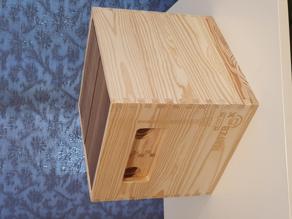 Nach Angaben der Antragstellerin und den vorliegenden Abbildungen handelt es sich um ein 36-teiliges Baukastenspielzeug aus Holz, bestehend aus
- 17 quader- bzw. würfelförmigen Kistchen
- vier Würfeln
- zwei Bögen
- sechs rechteckigen bzw. quadratischen Platten
- vier Pyramiden
- und drei im Querschnitt dreieckigen "Satteldächern"
- ohne Hinweise auf eine Fertigung in Handarbeit.

35 Teile sind gemeinsam in der sog. Hauptbox (ca. 228 x 228 x 219 mm groß) zu verstauen. Die Einzelteile sind sinnvoll aufeinander abgestimmt und alleine nicht zum Spielen geeignet. Das Erzeugnis dient dem Bauen unterschiedlicher Konstruktionen (z.B. Türme, Häuser u.a.) und so der spielerischen Unterhaltung von Kindern (ab einem Alter von 2 Jahren). 

Derartige Erzeugnisse werden zolltarifrechtlich als "anderes als in den Unterpositionen (KN) 9503 0010 bis 9503 0030 genanntes Spielzeug, Baukastenspielzeug, nicht aus Kunststoff, nicht handgearbeitet aus Holz" eingereiht.