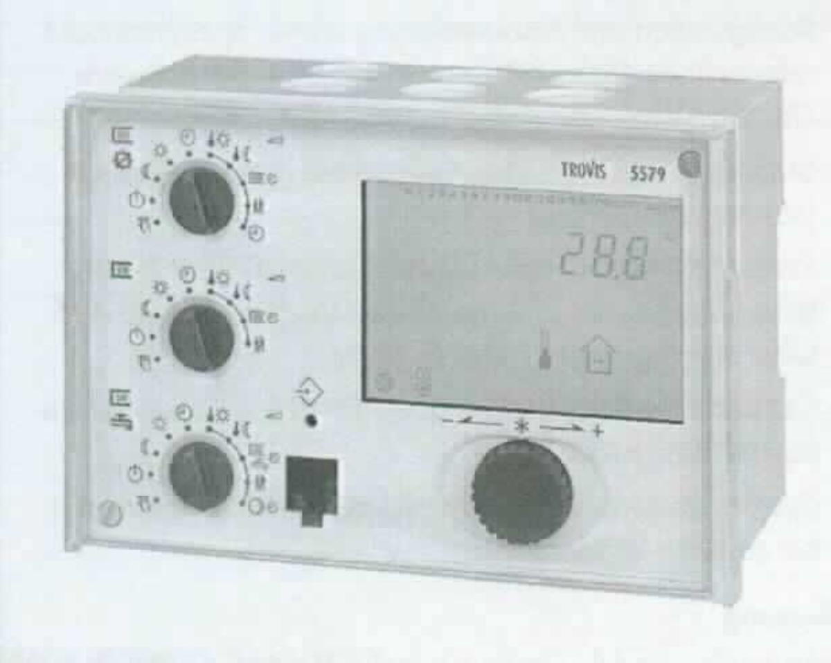 Sog. Heizungs- und Fernheizungsregler, im Wesentlichen bestehend aus einem quaderförmigen Gehäuse mit den Abmessungen (H x B x T) von 98 x 144 x 81 mm und dem Gewicht von ca. 0,5 kg, in welches elektrische und elektronische Bauelemente integriert sind. Die Frontseite ist mit einem LC-Display, vier Drehschaltern sowie mit einem Drucktaster ausgestattet (äußere Form: siehe Abbildung in der Anlage).
Rückseitig verfügt die Ware über diverse, zum Teil konfigurierbare Anschlussmöglichkeiten für PTC-, NTC- u. a. Temperatursensoren (nicht Gegenstand dieser vZTA-Entscheidung, daher unvollständig). Weiterhin verfügt die Ware über RS485- und RS232-Schnittstellen für Geräte- und Systembus. Die Anzeige der Uhrzeit stellt eine unterstützende Funktion dar.
Der Ware ändert in Abhängigkeit von der fortlaufend gemessenen Temperatur (Istwert) und der vom Benutzer eingestellten Solltemperatur sowie anderer auszuwählender und einstellbarer Parameter (z.B. Zeitvorgaben) die Temperatur in Räumen und versucht, die Raumsolltemperatur gegen störende Einflüsse konstant aufrechtzuerhalten (Soll-Ist-Wert-Abgleich).
Das Gerät ist dazu bestimmt, in Heizungsanlagen u. a. mit witterungsgeführten Heizkreisen eingesetzt zu werden.
Die Ware wird als "elektronisches Gerät zum Regeln der Temperatur (Thermostat)" eingereiht.