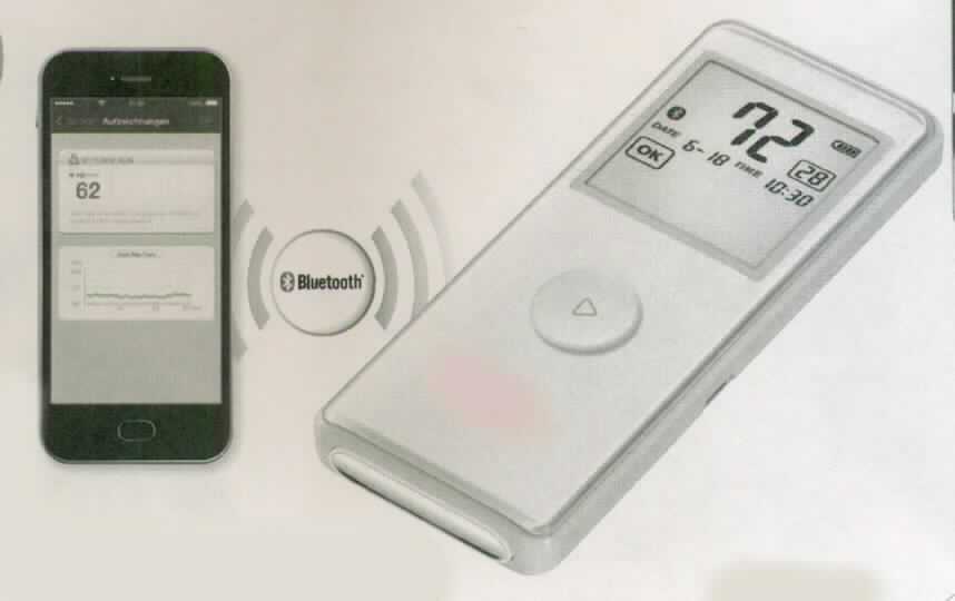 Mobiles EKG-Gerät, ME 90, Art. 454.15, in Form einer Warenzusammenstellung in Aufmachung für den Einzelverkauf, bestehend aus folgenden Bestandteilen:
1. ein elektronisches EKG-Handgerät, ohne eigene Kurvendarstellung (unvollständige Ware gemäß AV 2 a), charakterbestimmend im Hinblick auf die Verwendung; äußere Form siehe Anlage), mit LC-Display, einem Aktivierungsknopf, zwei oberen und einer unteren Elektrodenfläche, USB-Anschluss und Batteriefach, zur Aufzeichnung eines Ein-Kanal-Elektrokardiogramms. Die Messergebnisse können zur Kurvendarstellung per Bluetooth-Sender an die spezielle Software-Anwendung (App) an ein Smartphone (nicht Gegenstand dieser vZTA-Entscheidung) oder über USB-Kabel an einen PC (nicht Gegenstand dieser vZTA-Entscheidung) übertragen werden. Das Gerät dient der eingeschränkten EKG-Diagnostik, indem es Herzrhythmusstörungen und unphysiologische Erregungsausbreitung durch Änderung der Wellenform erkennt und auf dem Display als Warnhinweis anzeigt, bzw. die Daten abspeichert (36 Speicherplätze) oder zur Kurvendarstellung weiterleitet. Die Ergebnisse können dem behandelnden Arzt auf diese Weise zur weiteren Diagnostik/Therapie zur Verfügung gestellt werden.
2. Dockingstation mit USB-Kabel zum Laden, bzw. Anschluss an einen PC,
3. 2 x 3 V CR 2032-Batterien zur Stromversorgung,
4. 1 CD-Rom mit Spezial-Software zur Kurvendarstellung. 
Alle Bestandteile sind gemeinsam mit Gebrauchsanleitung und Anhang für den behandelnden Arzt in einem Karton verpackt.

Die Ware wird als "medizinischer Elektrokardiograf" eingereiht.