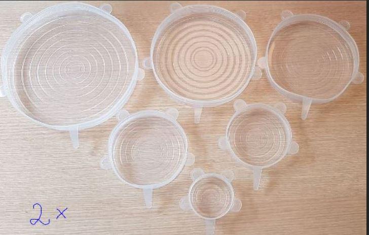 Nach den Antragsangaben sowie den vorgelegten Produktinformationen handelt es sich um insgesamt 12 runde, elastische Deckel aus Silikon, einem Kunststoff im Sinne der Anmerkung 1 zu Kapitel 39 in folgenden Größen:
- 2 Deckel: ca. Ø 6,0 x 2,6 cm,
- 2 Deckel: ca. Ø 9,5 x 2,6 cm,
- 2 Deckel: ca. Ø 11,0 x 2,7 cm,
- 2 Deckel: ca. Ø 14,0 x 2,8 cm,
- 2 Deckel: ca. Ø 16,0 x 2,9 cm,
- 2 Deckel: ca. Ø 19,5 x 3,0 cm.

Die transparenten Deckel sind seitlich mit Laschen versehen und dienen dem Verschließen von Schüsseln, Gläser, Dosen oder ähnlichen Gegenständen im Haushalt.
Die Waren sind mit einer einfachen Produktbeschreibung in einem Pappkarton verpackt.

Derartige Waren werden zolltarifrechtlich als "Deckel, Kapseln und andere Verschlüsse, aus Kunststoffen; Stöpsel, Deckel, Kapseln und andere Verschlüsse; andere als Verschlusskapseln für Flaschen und Flaschenkapseln" eingereiht.