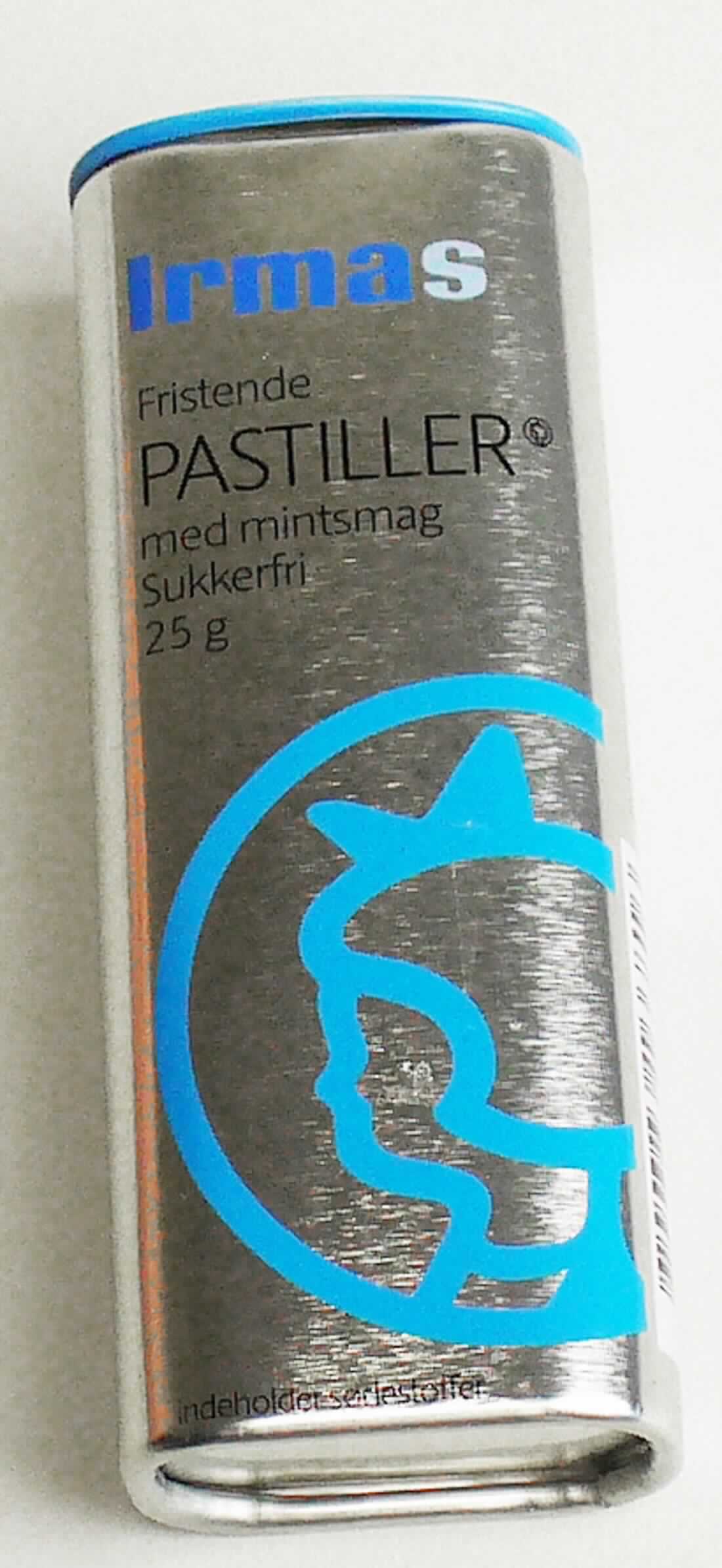 Es handelt sich um quaderförmige Dosen mit abgerundeten Ecken aus Stahlblech mit einer Wanddicke von weniger als 5 mm. Der aufklappbare Deckel ist mit Farbe überzogen und eine Seite ist mit einem farbigen Schriftzug bedruckt. Auf zwei Seiten befinden sich detaillierte Verbraucherinformationen zum Inhalt (u. a. Menge, Zusammensetzung, Inhaltsstoffe, Hersteller und Barcode). Die Erzeugnissse dienen als Verkaufsverpackung vno Nahrungsmittel (zuckerfreie Komprimate). 
Abmessung (Länge x Breite x Höhe): etwa 8 x 3 x 2 cm.

Abbildung siehe Anlage.

Derartige Erzeugnisse gehören als "andere Dosen aus Stahl, für Stoffe aller Art (ausgenommen verdichtete oder verflüssigte Gase), mit einem Fassungsvermögen von weniger als 50 l, ohne mechanische oder wärmetechnische Einrichtungen, mit einer Wanddicke von weniger als 0,5 mm" zur Codenummer 7310 2910 00 0 des Zolltarifs.