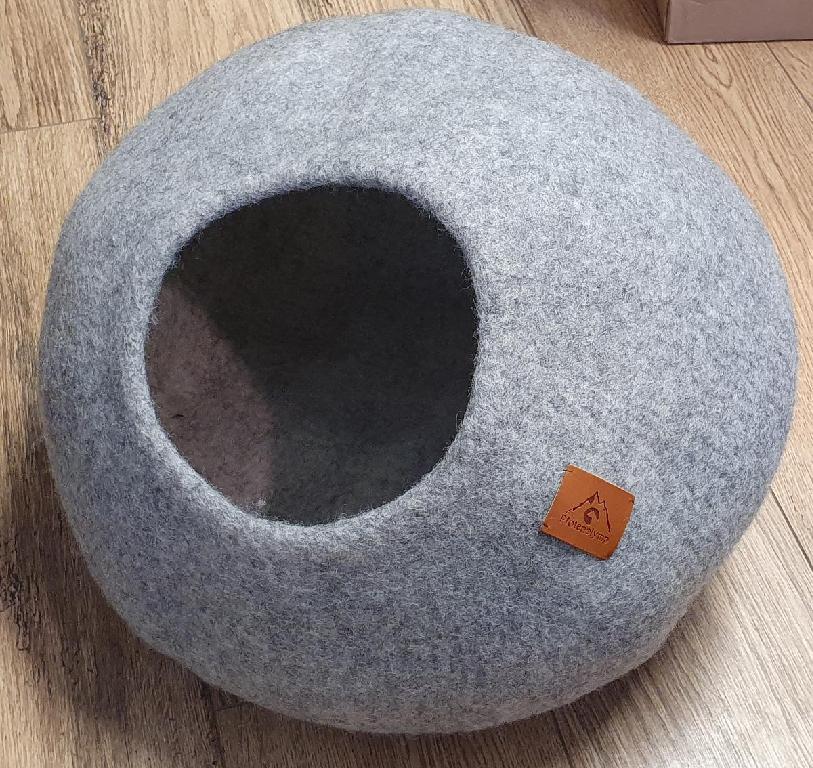 Tierhöhle, sog. Katzenhöhle aus Verfilzter Wolle, Foto siehe Anlage,
- in einem Pappkarton verpackt,
- annähernd kugelförmig, mit einem Duchmesser von ca. 43 cm,
- laut Untersuchungsergebnis aus Filz aus Wolle,
- zu einer Kugel geformt und mit einer runden Einstiegsöffnung versehen
  (abgepasst hergestellt, somit konfektioniert),
- in Öffnungsnähe mit einem aufgenähten Logo verziert,
- ohne raumbezogene Funktion, somit keine Ware der Position 6304,
- dient als Ruheplatz für Katzen.

"Andere konfektionierte Ware (Tierhöhle), aus Spinnstoffen, aus Filz"