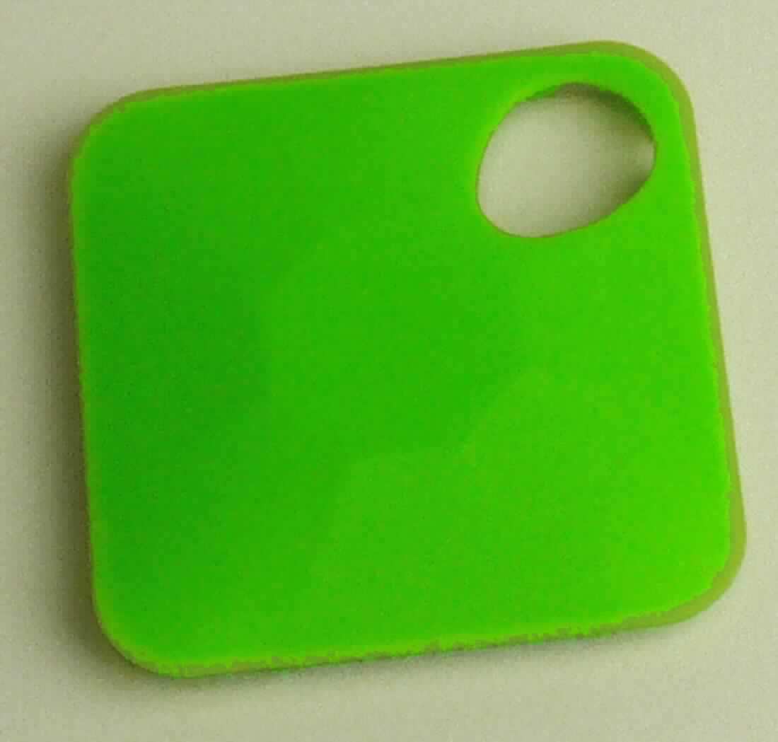 Es handelt sich um einen so genannten Kunststoffeinleger in Form einer quadratischen, an den Ecken abgerundeten Platte aus formgepressten Kunststoffen im Sinne der Anmerkung 1 zu Kapitel 39.

Die 50 x 50 x 5 mm große Ware ist mit einer Öffnung und an der Unterseite mit spezifischen Raststegen versehen.
Sie soll in eine als Verpackung dienende Metalldose eingesetzt werden und die Entnahme einzelner Komprimate u.ä. ermöglichen.

Derartige Erzeugnisse werden zolltariflich als "andere Transport- oder Verpackungsmittel aus Kunststoffen, andere als in den Codenummern 3923 1010 00 0 bis 3923 5090 00 0 genannt" eingereiht.