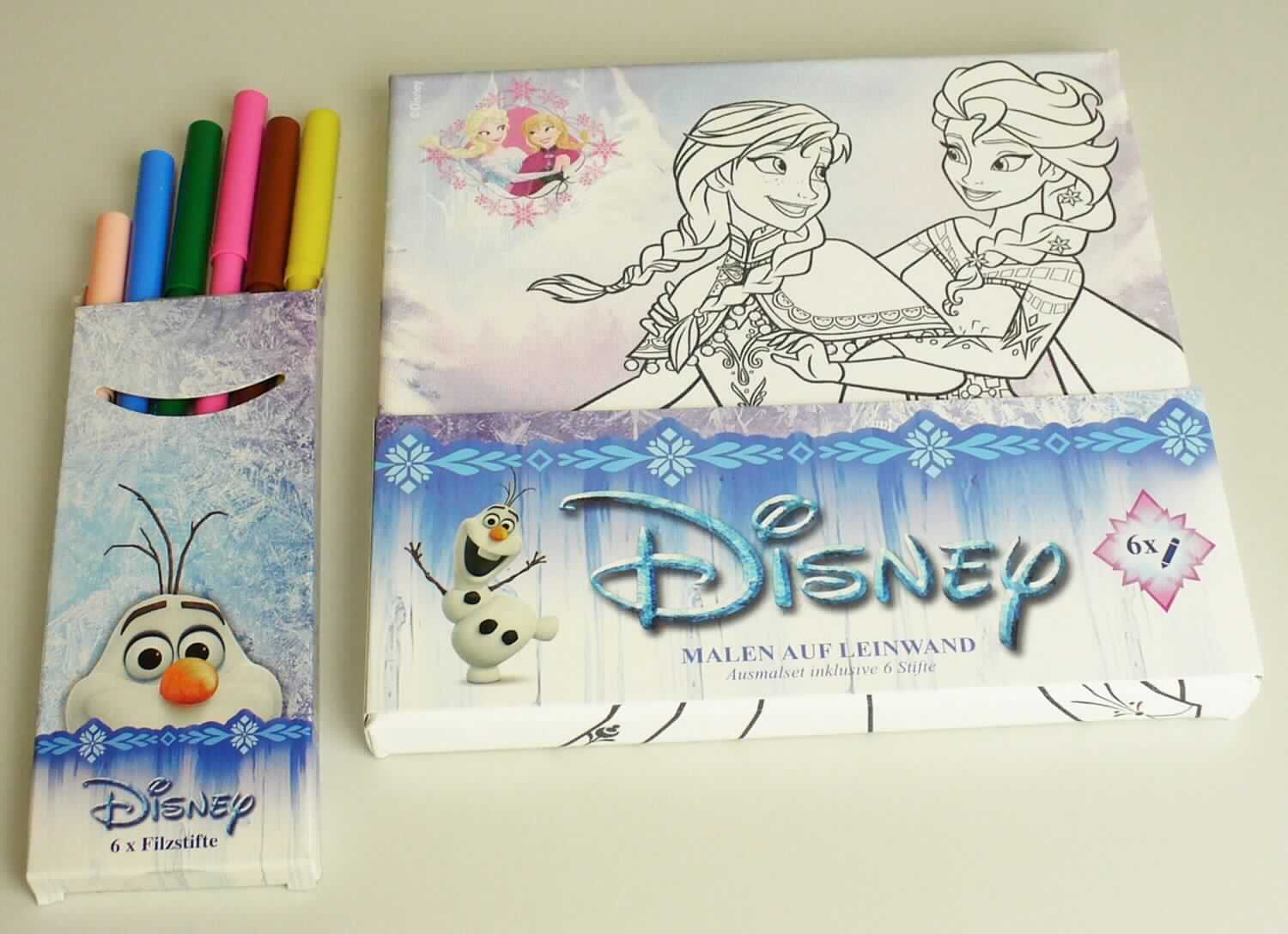 Bei der als "Disney Malen auf Leinwand" bezeichneten Ware handelt es sich um eine Warenzusammenstellung in Aufmachung für den Einzelverkauf gemeinsam verpackt in einem Kunststoffbeutel.
Die Warenzusammenstellung beinhaltet Schreiber mit Filzspitze, einer Länge von ca. 15 cm, in sechs verschiedenen Farben, aufgemacht in einer Pappverpackung mit einem Disney-Motiv und
eine Leinwand bestehend aus einem Holzrahmen ca. 20,0 x 20,0 cm (L x B) groß, bespannt mit einem bedruckten Gewebe aus Spinnstoffen, ein Disney Frozen Motiv darstellend.

Da ein charakterbestimmender Bestandteil der Warenzusammenstellung nicht feststellbar ist, sind die Waren in die zuletzt der gleichermaßen in Betracht kommenden Position zuzuweisen.

Die Warenzusammenstellung ist als "Schreiber mit Filzspitze " einzureihen.