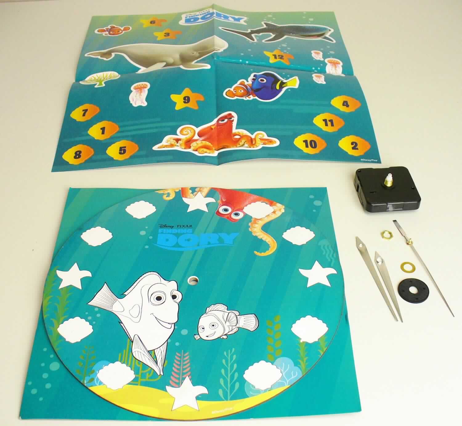 Bei dem sog. "Bastelset Uhr Disney Finding Dory" handelt es sich um eine noch nicht zusammengesetzte Wanduhr, bestehend aus einem batteriebetriebenen Uhrwerk (kein Kleinuhr-Werk) mit einer AA-Batterie, das in einem ca. 5,5 cm x 5,5 cm x 1,5 cm (L x B x D) großen Gehäuse aus Kunststoff untergebracht ist, mit lose beiliegendem Stunden-, Minuten- und Sekundenzeiger und Montagematerial, einer bunt bedruckten Unterlage mit Ziffernblatt jeweils aus Pappe und einem Stickerbogen mit diversen Klebemotiven sowie den 12 Ziffen für das Ziffernblatt.

Die noch nicht zusammengesetzte Uhr ist in einer transparenten Kunststofftüte aufgemacht.

Eine Einreihung als Spielzeug in die Position 9503 kommt u.a. aufgrund des Gebrauchswertes als Uhr nicht in Betracht.

Die Ware ist als "andere als in den Positionen 9101 bis 9104 erfasste Uhr, kein Wecker, elektrisch betriebene Wanduhr" einzureihen.
