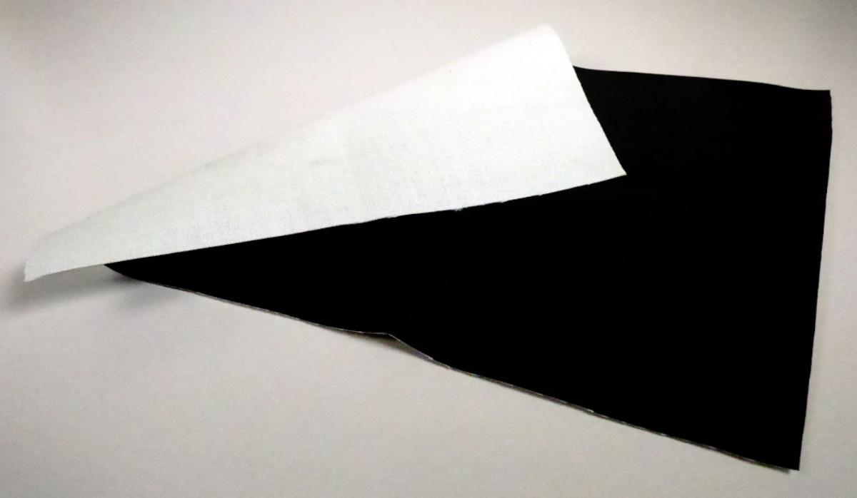 Mit Kunststoff bestrichenes Gewebe, sog. Nomexgewebe, Foto siehe Anlage,
- als Meterware, mit einer Breite von mehr als 30 cm,
- aus einem Gewebe aus synthetischen Chemiefasern (laut Antrag Meta-Aramid), das auf der Außenseite
  (Schauseite) mit dem bloßen Auge wahrnehmbar mit Kunststoff (laut Antrag Polyurethan; kein
  Zellkunststoff) bestrichen ist,
- von Hand bei einer Temperatur zwischen 15 und 30 °C auf einen Dorn von 7 mm Durchmesser
  aufrollbar, ohne rissig zu werden.

"Gewebe, mit Kunststoff (Polyurethan) bestrichen, anderes als solche der Position 5902, anderes als in 
 der Unterposition 5903 2090 20 genannte"