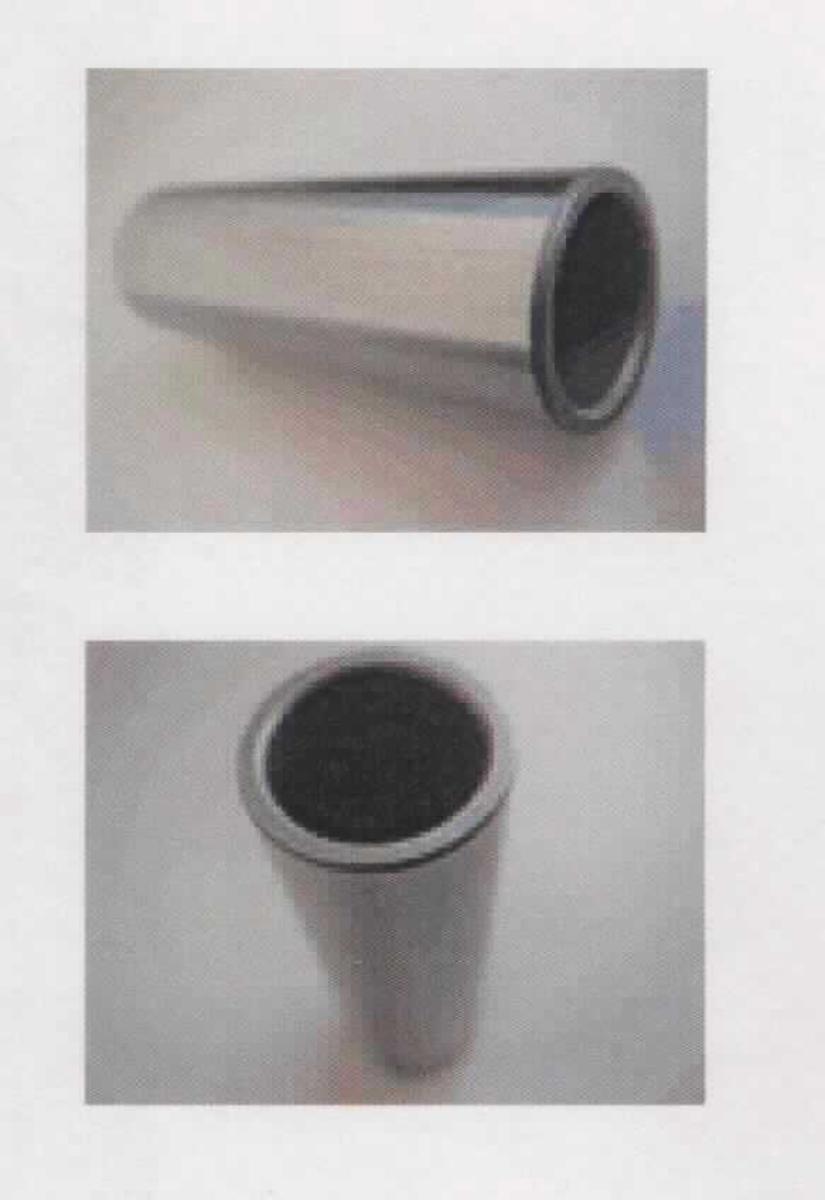 Sog. Lagerrohr
- in Form eines maßhaltig nach Werkzeichnung gefertigten, zylindrischen Einbauelements aus
  Stahl mit einer Abmessung (L x D) von ca. 54 x 18 mm, mit kreisrundem Querschnitt und beid-
  seitig mit spezifischen Abkantungen an der Bauteil-Innenseite (Kantenbruch) und -Außenseite,
- erkennbar zum Einbau in eine Motor-Ölförderpumpe bestimmt (Abbildung siehe Anlage),
- zur beweglichen Lagerung eines Schiebers innerhalb der Pumpe sowie zur leckagefreien
  Rückleitung von Motoröl.

"Teil, erkennbar ausschließlich für Flüssigkeitspumpen bestimmt, keine Ware der TARIC-Codes
 8413 9100 10 bis 8414 9100 40 - sog. Lagerrohr für Motor-Ölförderpumpe"