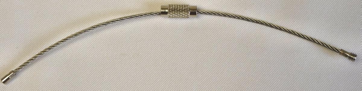 Drahtseil mit Verschraubung

Bei der Ware handelt es sich um ein Seil aus Stahl (Antragstellerangaben). Der Durchmesser des Stahlseils beträgt 1,5 mm, die Länge ca. 130 mm. Das Seil weist an einem Ende ein aufgepresstes Außengewinde-Teil, am anderen Ende das Gegenstück mit Innengewinde auf. Das Erzeugnis wird für Schlüssel- oder Kofferanhänger verwendet.

Die Ware ist als einer Seilschlinge ähnliche Ware aus Stahl in die Codenummer 7312 9000 00 0 des Zolltarifs einzureihen.