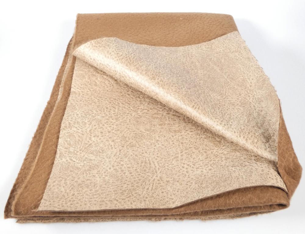 Textillaminat, Foto siehe Anlage,
- als Meterware, mit einer Breite von laut Antrag 142 cm,
- laut Untersuchungsergebnis:
-- aus zwei mit ihrer ganzen Fläche aufeinander liegenden und so miteinander durch Kleben 
   verbundenen Lagen:
--- mit einer Oberlage (Schauseite):
---- aus einem gerauten, geprägten und bedruckten Gewebe in Musterbindung,
---- aus ungezwirnten, nicht hochfesten Garnen,
---- mit Kettgarnen aus synthetischen Filamenten (laut Antrag Polyester),
---- mit Schussgarnen aus dickeren, synthetischen Filamenten (laut Antrag Polyester) und 
     synthetischen Mikro-Spinnfasern (laut Antrag Polyester),
---- mit einem Gesamtanteil an:
----- synthetischen Filamenten von ca. 60 GHT,
----- synthetischen Spinnfasern von ca. 40 GHT,
--- mit einer Unterlage:
---- aus einem gerauten Kuliergewirke,
---- aus synthetischen Chemiefasern,
- das die Schauseite bildende Gewebe verleiht der Ware insbesondere im Hinblick auf die
  Bedeutung in Bezug auf die Verwendung ihren wesentlichen Charakter.

"Gewebe aus Garnen aus synthetischen Filamenten, anderes als in den Unterpositionen 
 (HS) 5407 10 bis 5407 84 genannte, bedruckt"