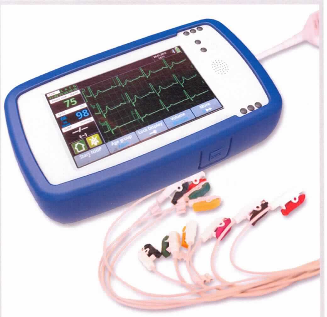 Sog. Diagnostikmodul GHC DM200, in Form einer Warenzusammenstellung in Aufmachung für den Einzelverkauf, im Wesentlichen bestehend aus einem elektrischen Überwachungsmonitor mit Touchscreen-Farbbildschirm, Status-LED, Lautsprecher und Bluetoothmodul in einem annähernd rechteckigem Kunststoffgehäuse (Maße 190 x 110 x 50 mm; Gewicht 720 g), einem Kabel mit Sensoren zur Erfassung eines 12-Kanal-EKG, einem Kabel mit Sensor zur Erfassung der Sauerstoffsättigung sowie einem Kabel mit Blutdruckmanschette.
Zur äußeren Form siehe Abbildung in der Anlage. 

Die einzelnen Komponenten stellen eine funktionelle Einheit dar, die aufgrund von Verwendung und Umfang charakterbestimmender Bestandteil der Warenzusammenstellung ist. Gemeinsame Funktion ist die Erfassung, Überwachung und Anzeige von mehreren medizinischen Parametern (EKG, Puls, Sauerstoffsättigung und Blutdruck). Zusätzlich können die Daten per Bluetooth-Technologie an ein Bluetooth unterstützendes Gerät zur Auswertung übertragen werden.

Der Ware liegen ein Netzteil zur Stromversorgung sowie Handbücher, Medizinproduktebücher und Formularvordrucke bei.

Die Ware wird als "medizinischer Überwachungsapparat zur gleichzeitigen Überwachung von zwei oder mehr Parametern" eingereiht.