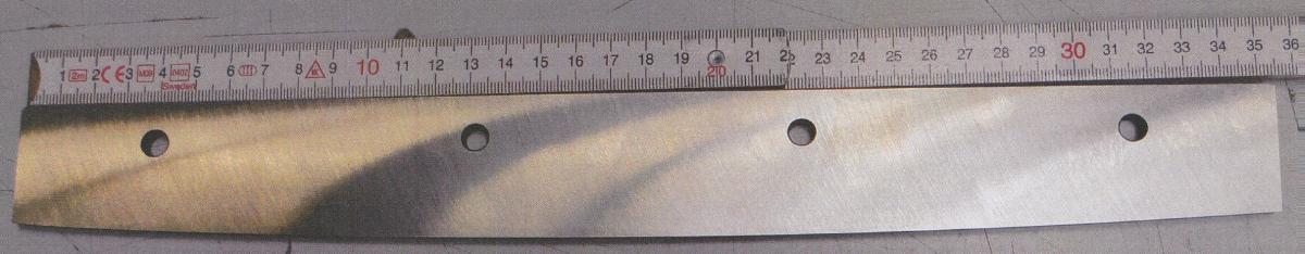 Oberes Ersatzmesser für eine Hebelschere für Metall

- rechteckige, auswechselbare Klinge aus unedlem Metall mit
  leicht gebogener Schneide

- ausgestattet mit vier Befestigungsbohrungen

- Länge ca. 355 mm

- zur Verwendung in einer Werkzeugmaschine zum Schneiden
  (Scheren) von Metallblechen

Abbildung siehe Anlage.

Derartige Erzeugnisse gehören als "Messer für Maschinen, für die
Metallbearbeitung, mit arbeitendem Teil aus unedlem Metall" zur
Codenummer 8208 1000 00 0  des Zolltarifs.