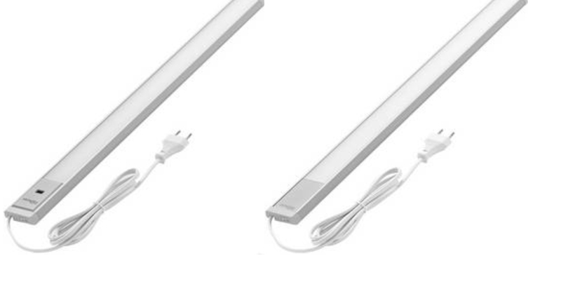 Bei der „Unterbauleuchte“ handelt es sich um einen elektrischen Beleuchtungskörper, im Wesentlichen bestehend aus einem rechteckigen Aluminiumgehäuse und einer fest eingebauten LED-Lichtquelle hinter einer transparenten Kunststoffabdeckung in unterschiedlichen Ausführungen:

Unterbauleuchte 1, technische Daten (auszugsweise):
- ca.: L: 400 x B: 49 T: 13 mm 
- Leistung: 6 W
- Lichtstrom: 15 lm bei 6 W
- Farbtemperatur: 2.700 K, 3.000 K, 4.000 K, 5.000 K oder 6.000 K
- Schutzart: IP20
- Ein-/Ausschalter

Unterbauleuchte 2, technische Daten (auszugsweise):
- ca.: L: 1200 x B: 49 x T: 14 mm 
- Leistung: 15 W
- Lichtstrom: 1.275 lm bei 15 W
- Farbtemperatur: 2.700 K, 3.000 K, 4.000 K, 5.000 K oder 6.000 K
- Schutzart: IP20
- Ein-/Ausschalter
- Infrarotsensor

Die Leuchte ist mit einem Netzteil, Netzstecker, elektrischer Zuleitung und Befestigungsmaterial ausgestattet, in einem Pappkarton verpackt und dient zu universellen Beleuchtungszwecken im Innenbereich (z. B. als Unterbauleuchte an Möbeln).

Der stoffliche Charakter der aus verschiedenen Stoffen zusammengesetzten Ware wird aufgrund des Umfangs und der Bedeutung in Bezug auf die Verwendung (Form und Stabilität) gegenüber dem Kunststoff (für die Lichtstreuung) durch die Metallanteile bestimmt.

Hinweise auf Handfertigung liegen nicht vor.

Das Erzeugnis ist als „elektrischer Beleuchtungskörper, anderweit weder genannt noch inbegriffen, nicht von den Unterpositionen (HS) 9405 11 bis 9405 41 erfasst, ausschließlich zur Verwendung mit LED-Lichtquellen bestimmt, kein Scheinwerfer, aus Metall, nicht handgearbeitet“ einzureihen.