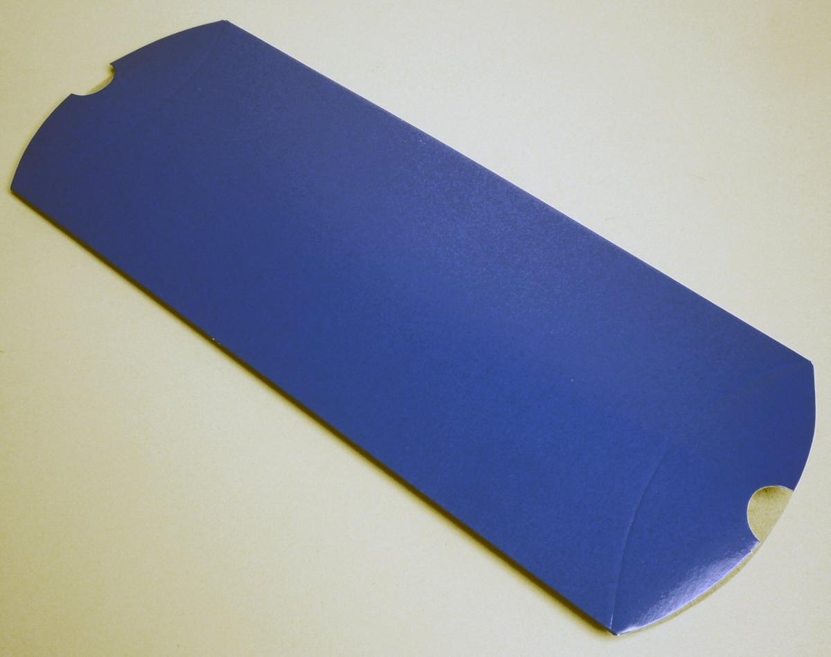 Es handelt sich um eine "Geschenkverpackung" (GBox-PUZZLE) hergestellt aus einem an der Längsseite zusammengeklebten Zuschnitt aus auf der Schauseite der Oberfläche gefärbter Pappe mit gerillten, konvexen Schmalseiten, der durch Falten und Drücken zu einem Raumerzeugnis mit konkaven Schmalseiten (Abmessungen etwa 27,5 x 11,6 x 4,0 cm) gefaltet werden kann. Das Behältnis dient der Verpackung von Waren.

Abbildung siehe Anlage.

Derartige Waren gehören als "Faltschachteln und -kartons aus nicht gewelltem Papier oder nicht gewellter Pappe" zur Codenummer 4819 20 00 00 0 des Zolltarifs.