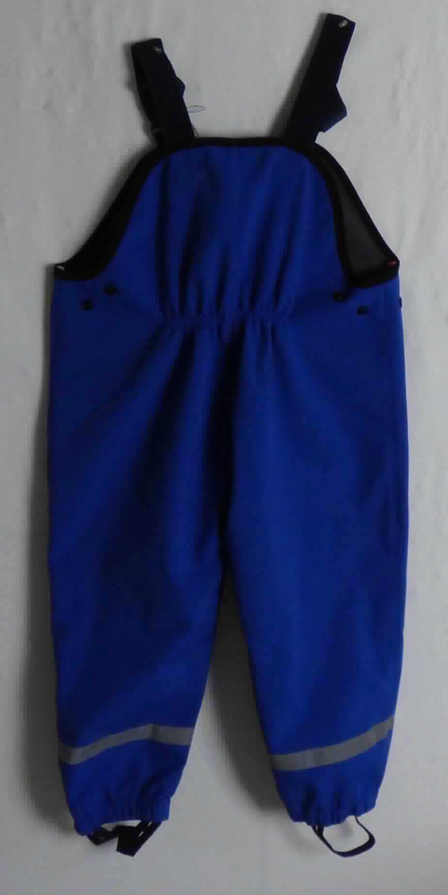Latzhose, sog. Soft Shell Latzhose für Mädchen, Größe 98, Foto siehe Anlage,
- aus ca. 1,5 mm dicken, dreilagigen Flächenerzeugnissen der Position 5903 mit einer Außenlage (Schauseite) 
  aus einfarbigen Geweben, einer Zwischenlage aus einer Kunststofffolie und einer Innenlage aus einseitig 
  (Innenseite) gerauten Gewirken; alle Spinnstoffe aus laut Antrag synthetischen Chemiefasern,
- mit einem Vorder- und Rückenlatz; mit längenverstellbaren, elastischen Trägern, mit Verschlüssen aus 
  Kunststoff,
- ohne Öffnung und ohne Verschluss, ohne Hinweise auf den Trägerkreis (unisex),
- hinten in Taillenhöhe elastisch verengt,
- seitlich im Bereich der Taille mittels Druckknöpfen zu verengen,
- mit knöchellangen, elastisch verengten Hosenbeinen mit aufgenähten reflektierenden Streifen, 
- an den Beinabschlüssen durch Umschlagen und Festnähen gesäumt,
- aufgrund der verwendeten Flächenerzeugnisse keine Ware der Position 6204,
- insbesondere im Hinblick auf das äußere Erscheinungsbild bestimmt das die Schauseite bildende Gewebe 
  den wesentlichen Charakter der Ware.

"Kleidung (Latzhose) aus Erzeugnissen der Position 5903, aus Geweben, für Mädchen"