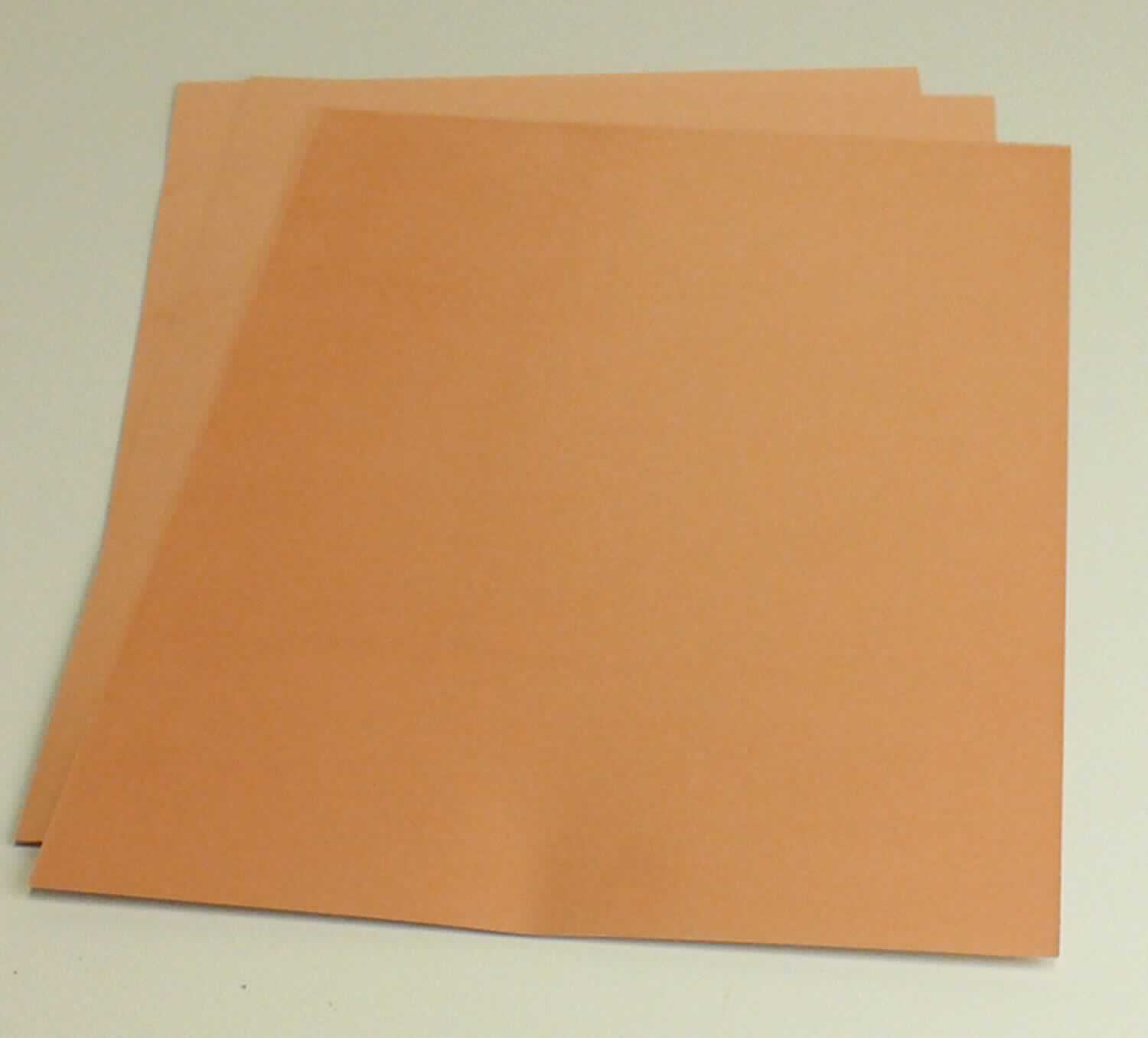 Kupferfolie auf einer Unterlage

Bei der Ware handelt es sich um ein aus verschiedenen Bestandteilen zusammengesetztes, mehrschichtiges, rechteckiges Flacherzeugnis. Der Mehrschichtaufbau besteht aus einer Lage Epoxidharz, welches mit Glasfasergewebe verstärkt ist und beidseitig mit einer Folie aus raffiniertem Kupfer versehen ist. 
Die Ware dient als Grundmaterial für die Herstellung von Leiterplatten. Die beiden Lagen aus Kupfer sind charakterverleihend für die Ware.
Die Ware ist als "Folie, mit einer Dicke von 0,15 mm oder weniger, auf Unterlage, aus raffiniertem Kupfer, aus mindestens einer Schicht Glasfasergewebe, mit Epoxidharz imprägniert, mit einer Dielektrizitätskonstante von weniger als 5,4 bei 1 MHz, mit einer Verlusttangente von weniger als 0,035 bei 1 MHz und mit einer Kriechstromfestigkeit von 600 oder mehr" in den TARIC-Code 7410 2100 55 einzureihen.