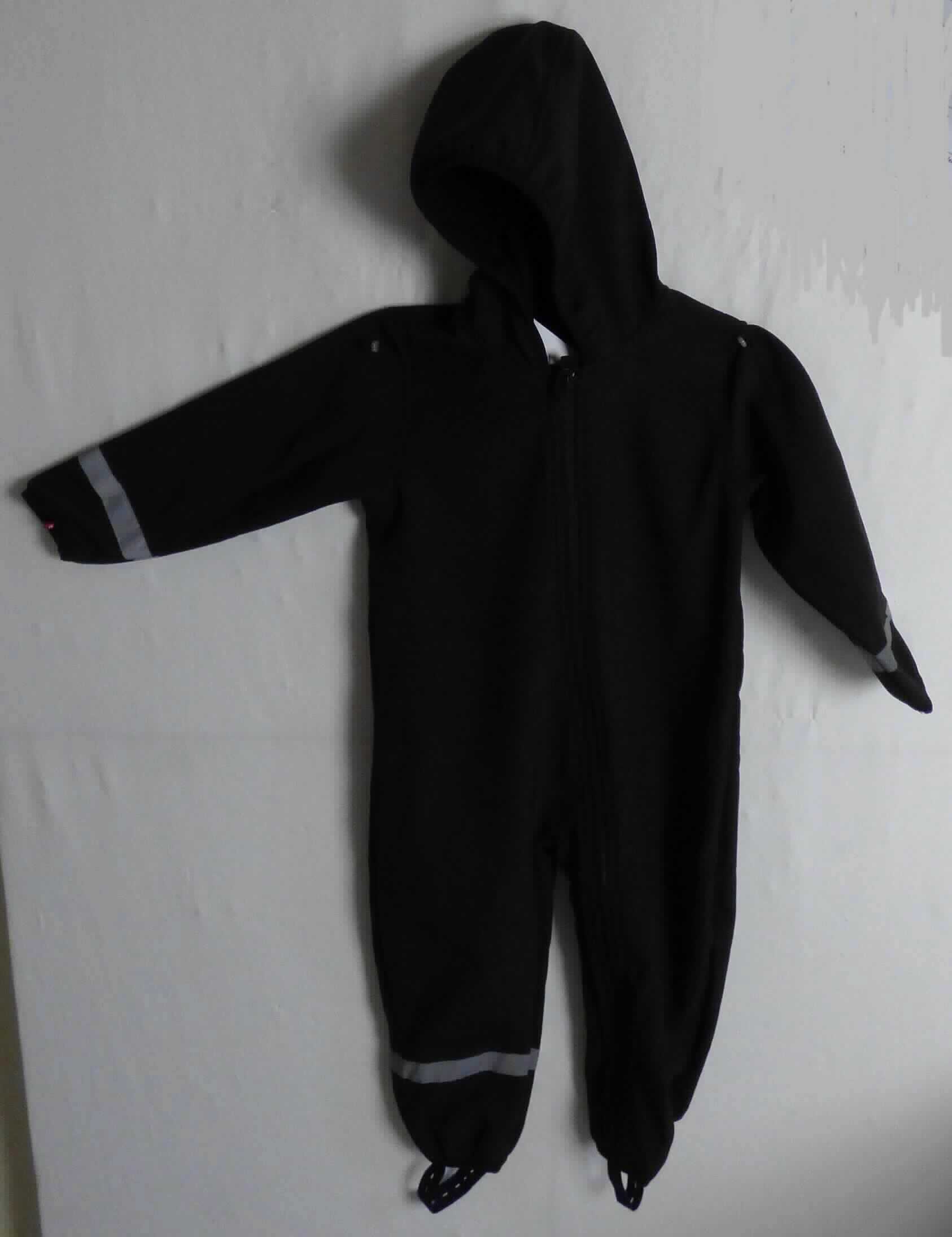 Overall, sog. Soft Shell Overall, Größe 98, Foto siehe Anlage,
- aus ca. 1,5 mm dicken, zweilagigen, durch Kleben miteinander verbundenen Flächenerzeugnissen mit einer 
  Außenlage (Schauseite) aus einfarbigen Geweben aus laut Antrag 94 % Polyester und 6 % Elasthan 
  (beides synthetische Spinnfasern) und einer Innenlage aus einfarbigen, einseitig (Innenseite) gerauten Gewirken
  aus laut Antrag 100 % Polyester, 
- den ganzen Körper mit Ausnahme von Kopf, Händen und Füßen bedeckend,
- mit Kapuze,
- vorn mit einer diagonal vom Kragenrand bis zum linken Beinabschluss reichenden Öffnung (nicht durchgehend) 
  mit Reißverschluss; am Kragenrand mit einer kurzen Überlappung von rechts über links (Mädchenkleidung),
- mit langen Ärmeln,
- mit knöchellangen Hosenbeinen,
- an beiden Ärmeln und am rechten Bein mit aufgenähneten refektierenden Streifen ausgestattet,
- am Kapuzenrand, an den Ärmel- und an den Beinabschlüssen elastisch verengt,
- keine Arbeits- und Berufskleidung,
- insbesondere im Hinblick auf das äußere Erscheinungsbild bestimmt das die Schauseite bildende Gewebe den
  wesentlichen Charakter der Ware.

"Andere Kleidung (Overall), aus Geweben, für Mädchen, aus Chemiefasern, andere als in den Unterpositionen
 6211 43 10 bis 6211 43 42 genannte"