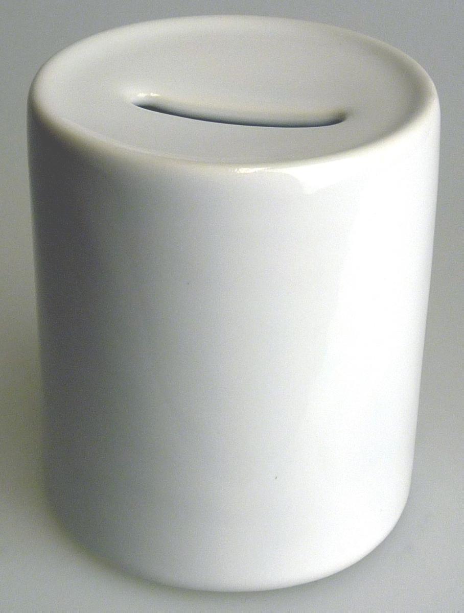 Keramischer Ziergegenstand, Keramik-Spardose, Art.-Nr. UP-SD-11, Foto siehe Anlage,
- lt. Antrag:
- - weiße, glasierte, zylindrische Spardose,
- - mit einem Durchmesser von ca. 8 cm und einer Höhe von ca. 9,6 cm,
- - mit einem Schlitz auf der Oberseite zum Einwerfen von Münzen und einer mit einem Pfropfen
    aus Kunststoff verschlossenen, runden Öffnung auf der Unterseite zur Entnahme der Münzen,
- - keramisches Erzeugnis, nach der Formgebung gebrannt, tonmineralhaltiges Material
    enthaltend,
- - aus Steinzeug,
- keine Hinweise auf Handarbeit.

"Keramischer Ziergegenstand (Spardose), aus Steinzeug, nicht handgearbeitet"