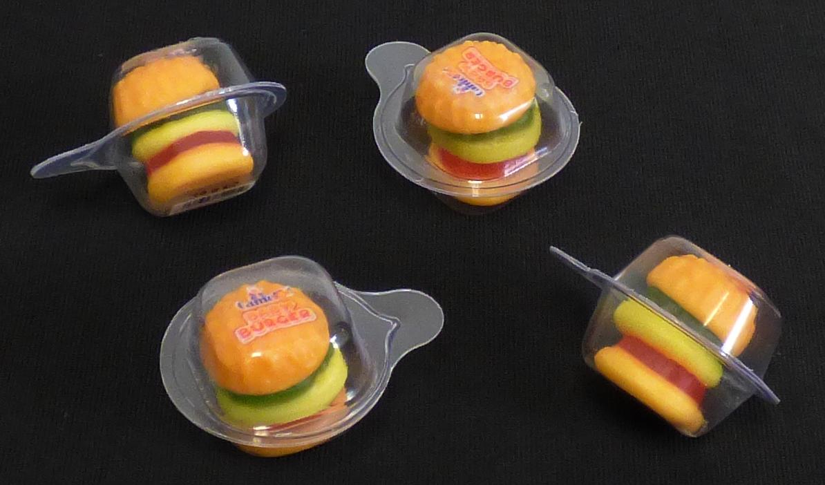 Zuckerware

Bei vorgelegten Ware handelt es sich um stilisierte Burger aus einer Schaumzuckermasse und Fruchtgummi. Die Erzeugnisse haben eine Höhe von ca. 3 cm und einen Durchmesser von ca. 2﻿,﻿5 cm. Sie sind einzeln in Tiefziehschalen mit Druckdeckel verpackt, welcher bedruckt ist mit dem Marken- und Produktnamen, dem deklarierten Nettogewicht und der GTIN.

Aus den hier durchgeführten Untersuchungen des Warenmusters wurden folgende für den Meursing-Zusatzcode relevanten Werte ermittelt:
- Stärke/Glucose: 25 GHT bis weniger als 50 GHT,
- Saccharose/Invertzucker/Isoglucose: 5 GHT bis weniger als 30 GHT.
- Milchfett und Milchprotein werden aufgrund der Zutatenliste ausgeschlossen.

Die Ware ist als Zuckerwaren ohne Kakaogehalt (einschließlich weiße Schokolade), andere, andere, andere, andere, andere, in den TARIC-Code 1704 9099 19 einzureihen.