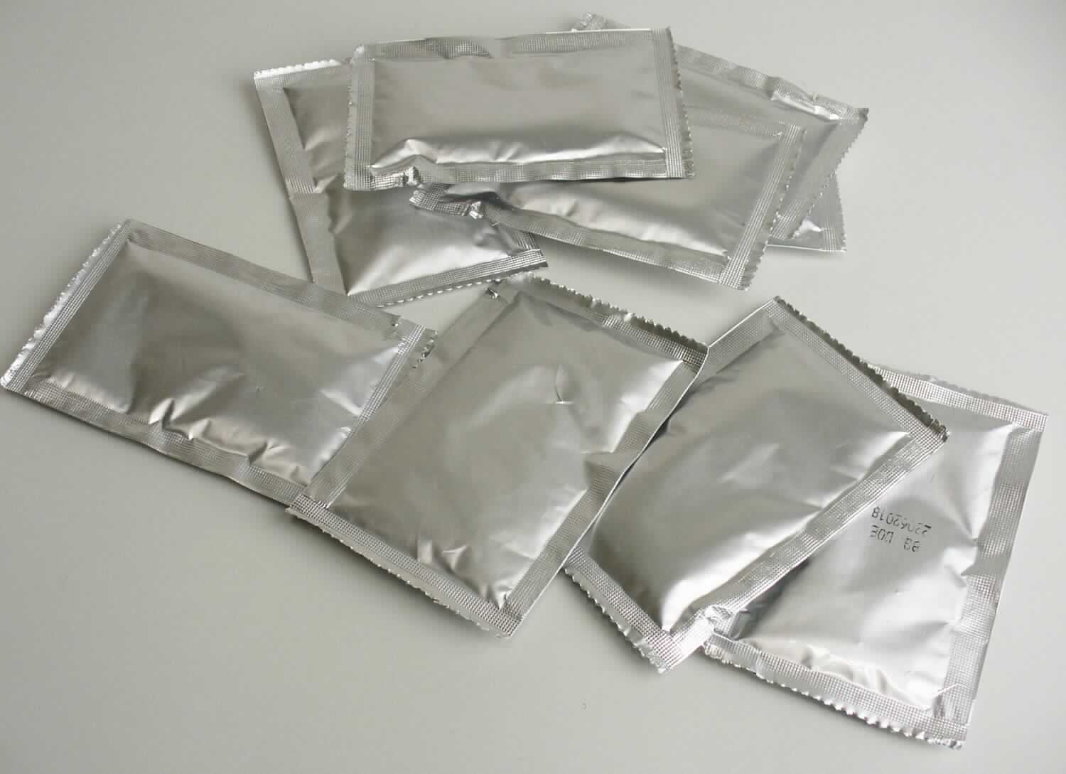 Zubereiteter Badezusatz; Knisterpulver

Bei der vorgelegten Ware handelt es sich um eine parfümierte Zubereitung, die bei Wasserkontakt Kohlenstoffdioxid freisetzt. Die granulatartige Zubereitung ist in Aluminiumverbundfolienbeuteln abgefüllt (deklarierter Inhalt: 8 g), welche sich zu drei Stück in einer Umverpackung aus bunt bedrucktem Pappkarton in Aufmachung für den Einzelverkauf als Badezusatz befinden. Nach den Angaben auf der Verpackung soll die Ware als Badezusatz für Kinder verwendet werden und nach Zusatz zum Badewasser beim Auflösen "Knister-und Knackgeräusche" bewirken. 

Die Ware ist als zubereiteter Badezusatz in die Unterposition 3307 3000 der Kombinierten Nomenklatur einzureihen.