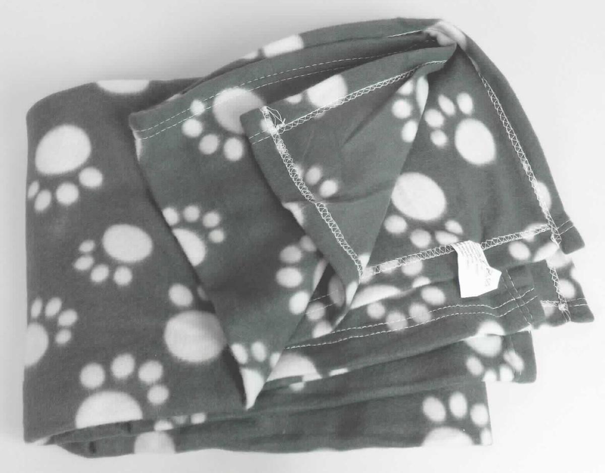 Decke, sog. Kuscheldecke Fleece Paws Dark Grey, Foto siehe Anlage, 
- mit einer Pappbanderole umwickelt, 
- rechteckig, in den Abmessungen von laut Antrag 100 cm x 150 cm, 
- einlagig, aus ca. 1 mm dicken, bedruckten, beidseitig gerauten Gewirken (sog. Fleece) aus laut Antrag 100 % 
  Polyester (synthetische Chemiefasern), 
- ohne elektrische Heizvorrichtung, 
- an allen Rändern durch Umschlagen und Festnähen gesäumt (damit konfektioniert), 
- ohne Polsterung oder Füllung; somit keine Ware der Position 9404, 
- zur Verwendung als Liegedecke für Tiere bestimmt,
- nicht zur Ausstattung von Tieren bestimmt, somit keine Ware i. S. d. Position 4201.

"Decke, aus Spinnstoffen, ohne elektrische Heizvorrichtung, aus synthetischen Chemiefasern, aus Gewirken"