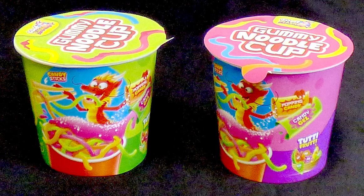 Zuckerware; Gummibonbon

Bei der Ware handelt es sich um eine Warenzusammenstellung im Stil von asiatischen Nudelsuppen (Ramen) aus Gummischnüren (stilisierte Ramen-Nudeln), einer geleeartigen Zuckerware (stilisierte Ramen-Suppe), Komprimatstangen (stilisierte Essstäbchen) und Knisterzucker (Topping). Die Ware ist in einem stilisierten Ramen-Cup verpackt. Die Cups sind bunt bedruckt und beschriftet mit dem Marken- und Produktnamen, der Geschmacksrichtung, der Nährwerttabelle, der Zutatenliste und dem Nettogewicht (65 g).

Aus den hier durchgeführten Untersuchungen des Warenmusters wurden folgende für den Meursing-Zusatzcode relevanten Werte ermittelt:
- Stärke/Glucose: 25 GHT bis weniger als 50 GHT,
- Saccharose/Invertzucker/Isoglucose: 30 GHT bis weniger als 50 GHT.
- Milchfett und Milchprotein werden aufgrund der Zutatenliste ausgeschlossen.

Aufgrund des Umfangs sind die Gummischnüre für die Warenzusammenstellung charakterbestimmend.
Die Ware ist als Zuckerwaren ohne Kakaogehalt (einschließlich weiße Schokolade), andere, andere, andere, Gummibonbons und Gelee-Erzeugnisse, einschließlich Fruchtpasten in Form von Zuckerwaren, in den TARIC-Code 1704 9065 00 einzureihen.