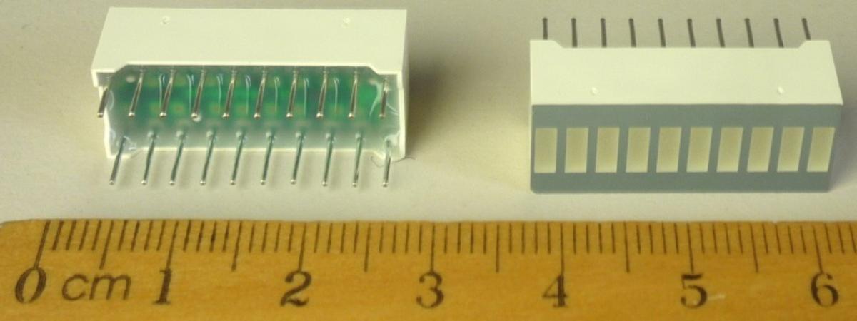 Betriebszustandsanzeige (Abbildung siehe Anlage),
- aus zehn einzelnen, roten LEDs auf einem gemeinsamen Träger, mit zehn
  milchglasartigen, lichtleitenden Segmenten zur gleichmäßigen Diffusion
  des Lichts, in einem gemeinsamen DIP-Gehäuse mit 20 elektrischen Anschlüssen,
- ohne Decodier- und Treiberelektronik,
- zum Einbau in LED-Signalanzeigen in Geräten verschiedener technischer
  Anwendungsbereiche bestimmt.

"Teil, erkennbar ausschließlich für elektrische Sichtsignalgeräte der Position 8531 bestimmt"