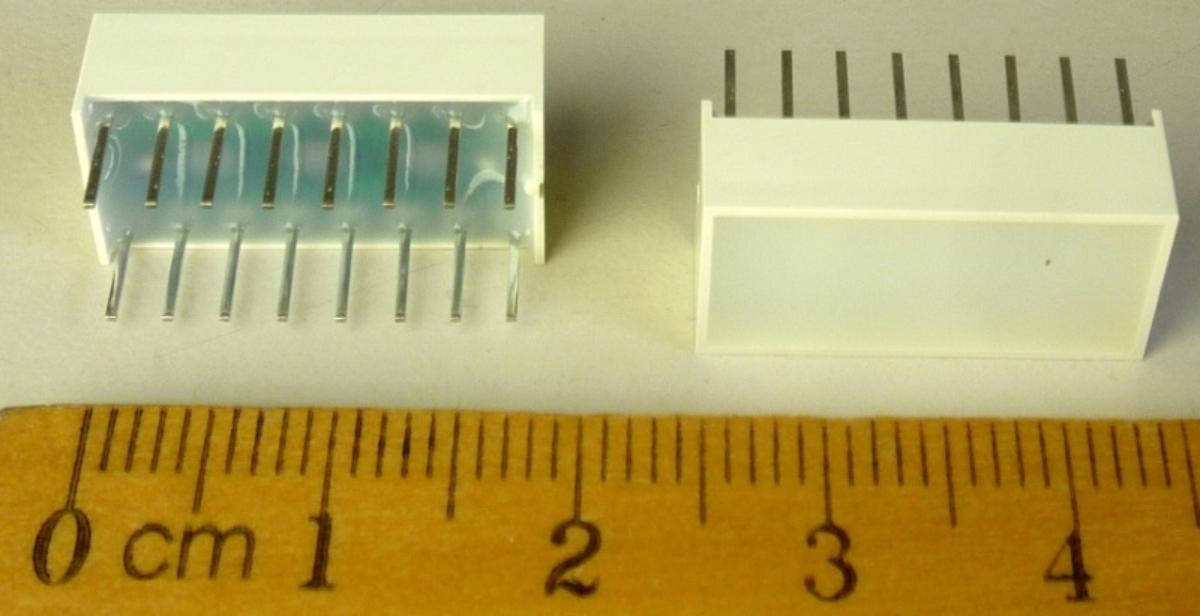 Betriebszustandsanzeige (Abbildung siehe Anlage),
- aus acht einzelnen, roten LEDs auf einem gemeinsamen Träger, mit einer
  milchglasartigen, lichtleitenden Schicht zur gleichmäßigen Diffusion sowie
  drei innenliegenden Kunststoffelementen mit dreieckiger Grundfläche zur
  Ablenkung des Lichts, in einem gemeinsamen DIP-Gehäuse mit 16 elek-
  trischen Anschlüssen,
- ohne Decodier- und Treiberelektronik,
- zum Einbau in LED-Signalanzeigen in Geräten verschiedener technischer
  Anwendungsbereiche bestimmt.

"Teil, erkennbar ausschließlich für elektrische Sichtsignalgeräte der Position
  8531 bestimmt"
