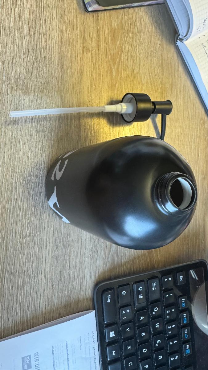 Seifenspender (Abbildung siehe Anlage)
- aus einem zylinderförmigen Aufnahmebehälter (Fassungsvermögen: 500 ml) mit einer
  abnehmbaren, auf der Behälteröffnung aufgesetzten, von Hand zu betätigenden Kolben-
  pumpe mit federbelastetem Ansaugrohr aus Polypropylen und Ausgabetülle aus Acryl-
  nitril-Butadien-Styrol (ABS),
- zum mengendosierten Ausgeben von Flüssigkeiten (Seife).

"Maschinen, Apparate und mechanische Geräte mit eigener Funktion, in Kapitel 84 ander-
  weit weder genannt noch inbegriffen, keine Ware der TARIC-Codes 8479 1000 00 bis 8479
  8997 60 - Seifenspender"