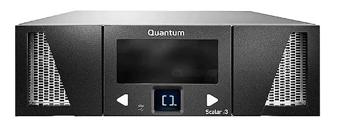 Bandspeicherlaufwerk Quantum Scalar i3 LTO-9, im Wesentlichen bestehend aus einem Magnetband, einem Antrieb und einem Schreib-/Lesekopf, einem Barcode Reader zur Banderkennung und physischer Laufwerkssperre in einem Gehäuse mit Fibre Channel 8 Gbit/s LC-Schnittstelle. Das Gerät verfügt über eine Speicherkapazität von 450 TB und überträgt Daten mit einer Rate von bis zu 400 MB/s an eine automatische Datenverarbeitungsmaschine.
Es ist von der hauptsächlich in automatischen Datenverarbeitungssystemen verwendeten Art, an die Zentraleinheit einer automatischen Datenverarbeitungsmaschine anschließbar und in der Lage, Daten in einer vom System verwendbaren Form zu empfangen und zu liefern.

Die Ware wird als "Einheit für eine automatische Datenverarbeitungsmaschine, nicht von den Unterpositionen (HS) 8471 50 und 8471 60 erfasst, Speichereinheit, keine Zentral- und keine Plattenspeichereinheiten" eingereiht.

Anlage: 1 Abbildung