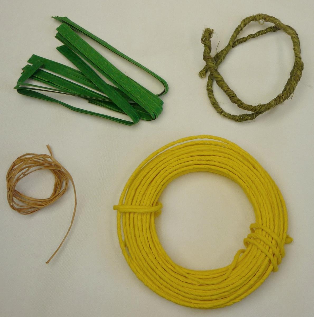 Es handelt sich um zwei parallel angeordnete, etwa 200 mm lange Stahldrähte (charakterbestimmend), die über die gesamte Länge in einen Streifen aus farbigen Papier eingebettet sind.
Die Erzeugnisse dienen z. B. zum Verschließen von Säcken, Tüten und ähnlichen Behältnissen.
Jeweils 7 Stück sind in einen klarsichtigen Kunststoffbeutel mit Eurolochung verpackt.

Abbildung siehe Anlage.

Derartige Erzeugnisse gehören als "anderes Verpackungszubehör aus unedlen Metallen" zum TARIC-Code 8309 9090 90.