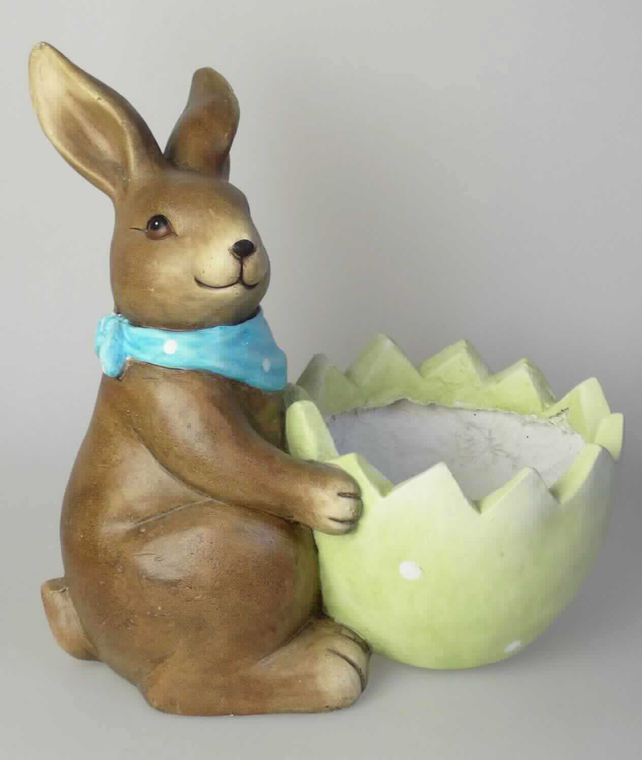 Angaben:
Hase mit Topf in Eiform, Material: 80 % Magnesia, 20 % Polyresin.

Warenbeschaffenheit:
Pflanztopf in Form eines Hasen mit halbem, buntem Ei.
Die Ware enthält augenscheinlich Fasern.

Befund:
Waren aus Asbestzement, Cellulosezement oder dergleichen, keinen Asbest enthaltend