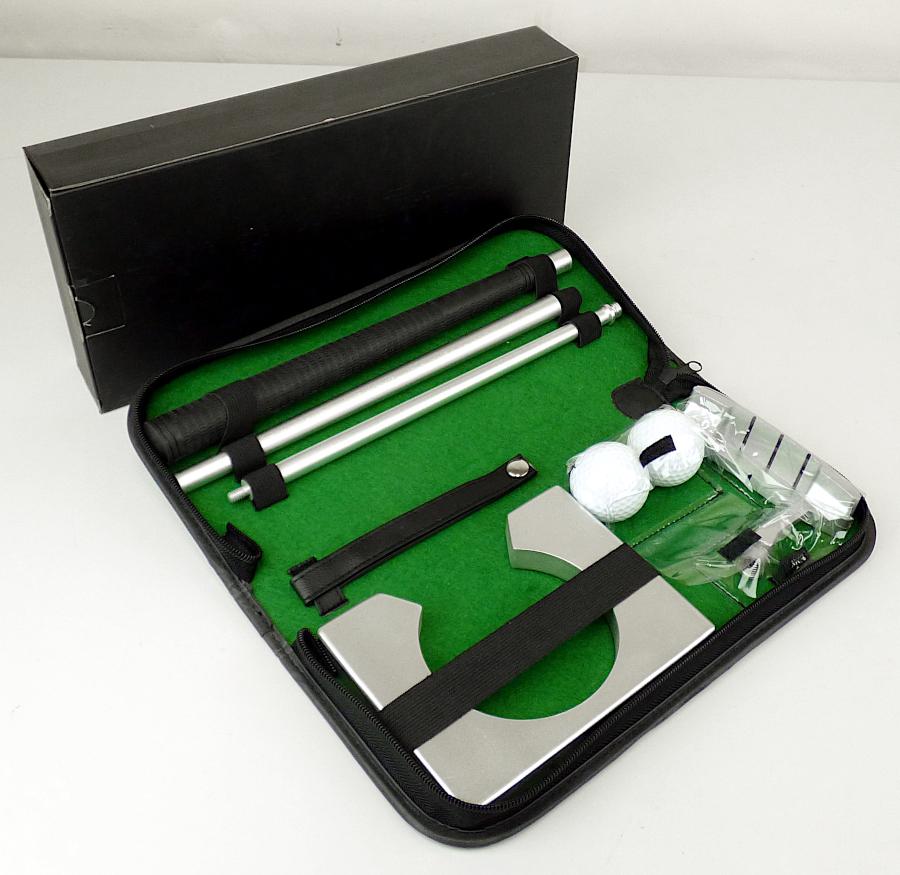 Golfschläger in Form einer Warenzusammenstellung, sog. "Office Golfset mit Putter", bestehend aus
- einem noch nicht zusammengesetzten Golfschläger aus unedlem Metall
-- mit vier Teilen, die zusammengeschraubt werden
-- mit einem Griffüberzug aus Kunststoff oder Kautschuk
-- zusammengeschraubt ca. 87 cm lang
- zwei Golfbällen
-- mit einem Durchmesser von ca. 43 mm
- einem Golfloch aus unedlem Metall
-- rechteckig, mit einer angeschrägten, O-förmigen Öffnung
-- in den Abmessungen von ca. 15 x 11,7 x 1,5 cm
- dient gemeinsam zum Üben des Einputtens der Golfbälle
- gemeinsam in einem Reißverschlussetui mit einer Außenseite aus Kunststofffolie, Tragegriff und
  Halterungen mit elastischen Bändern für die einzelnen Bestandteile
- in einer Pappschachtel für den Einzelverkauf aufgemacht.

Auf Grund des Umfangs und der Bedeutung in Bezug auf die Verwendung bestimmt der vollständige Golfschläger den Charakter der Warenzusammenstellung.

Die Ware ist zolltarifrechtlich als "Gerät und Ausrüstungsgegenstand für die körperliche Ertüchtigung, Golfschläger und andere Golfausrüstungen, vollständiger Golfschläger" einzureihen.