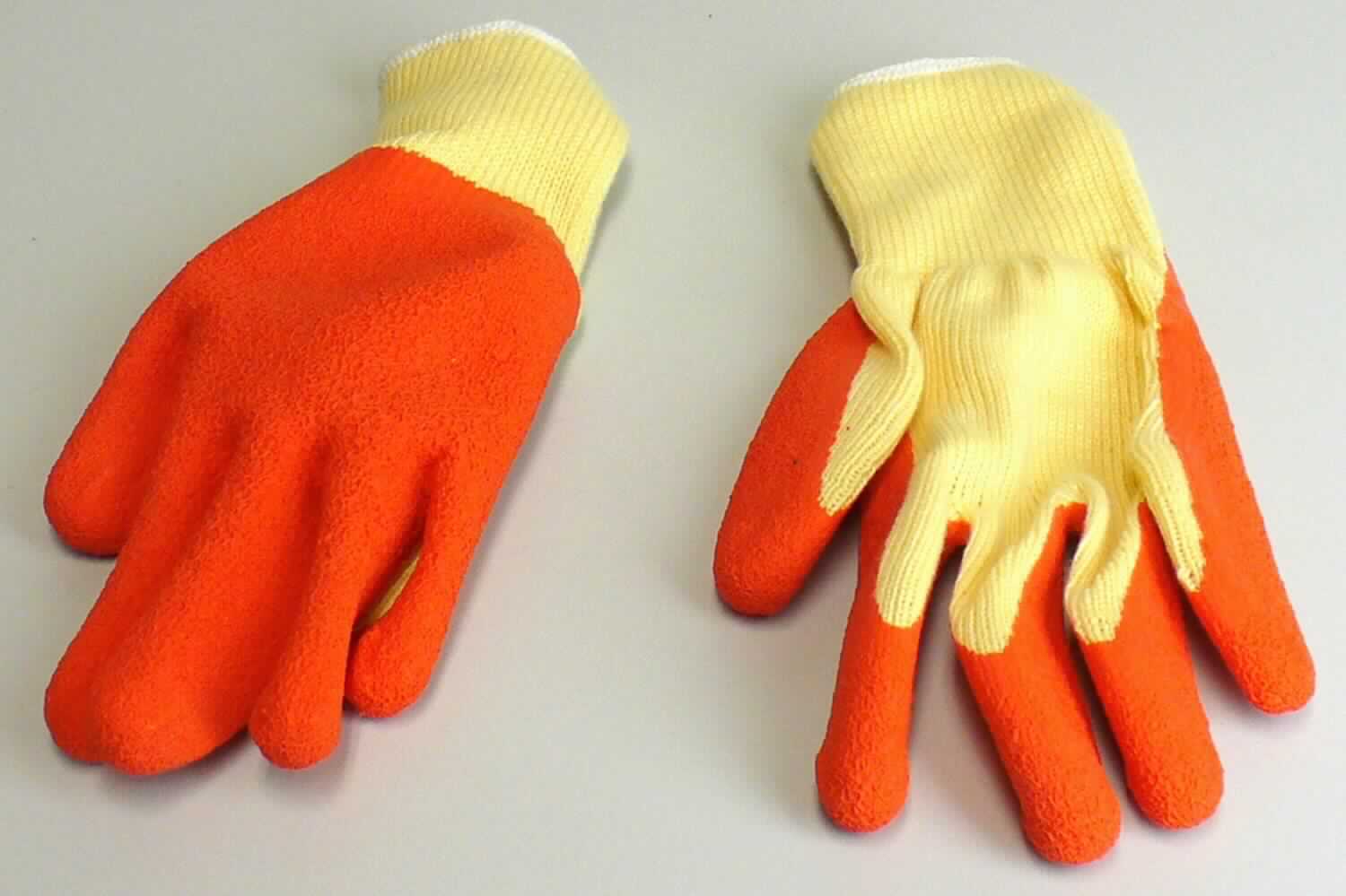 Fingerhandschuhe, sog. Gartenhandschuh, Foto siehe Anlage,
- als Fünffingerhandschuhe gearbeitet,
- aus einfarbigen und buntgewirkten Gewirken aus laut Antrag Polyester (synthetische Chemiefasern),
- nachträglich mit Ausnahme des größten Teils der Stulpe, des Handrückens und Teilen der Fingeraußenseiten
  einseitig (Außenseite) im Tauchverfahren mit laut Antrag Kautschuk (keine Zellstruktur erkennbar) überzogen,
- mit einer elastischen Stulpe,
- am unteren Rand durch eine kontrastfarbene Überwendlichnaht gesäumt.

"Fingerhandschuhe, aus Gewirken, mit Kautschuk überzogen"