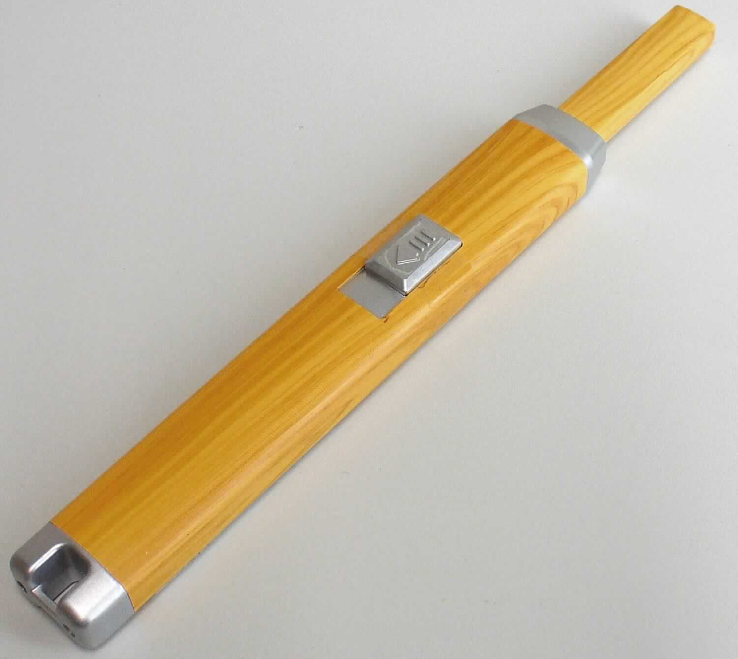 Bei der als "Stabfeuerzeug" bezeichneten Ware handelt es sich um ein ca. 23 x 2,5 x 1,5 cm großes Feuerzeug. Das Erzeugnis besteht aus Kunststoff und wird mittels Batterie betreiben. Seitlich befindet sich eine USB-Anschlussstelle zum laden des Akkus. Ladekabel sind nicht Gegenstand der vZTA.
Bei Betätigung eines Schiebers wird ein Funke erzeugt.

Die Ware ist als "andere Feuerzeuge, elektrisch" einzureihen.