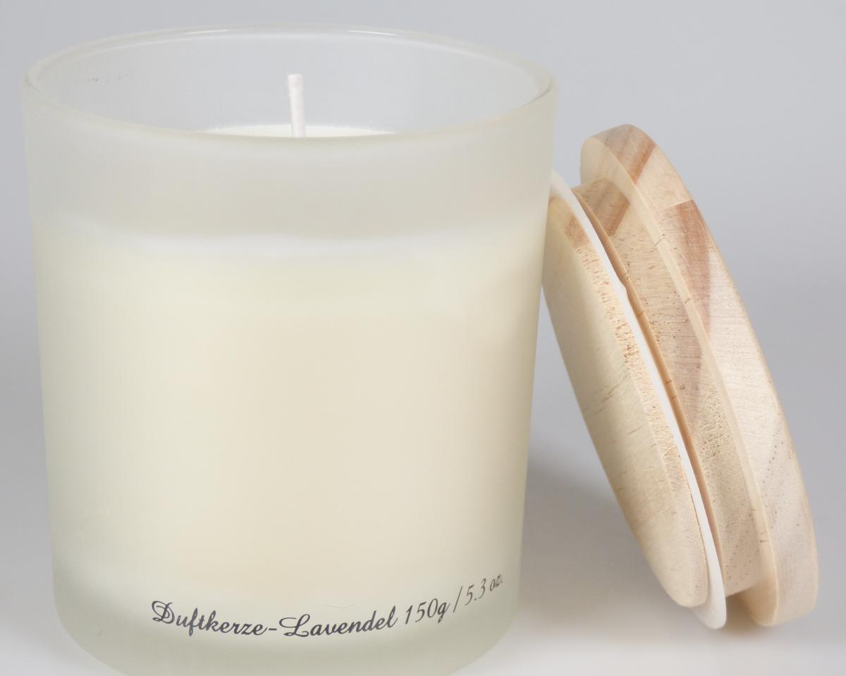 Angaben:
Tisch-Duftkerze Lavendel aus 100% reinem Sojawachs in einem Glasgefäß mit Holzdeckel; mit Docht aus hochwertiger Baumwolle.

Warenbeschreibung:
Cremefarbene, nach Lavendel duftende Kerzenmasse (mit durchgehendem Docht, ca. 2 mm dick), eingegossen in ein rundes Glasgefäß mit einem runden Holzdeckel (Höhe: ca. 8,5 cm, Durchmesser: ca. 7,4 cm oben), verpackt in einer Pappschachtel.

Befund:
Kerzen (Lichte) aller Art und dergleichen.
Zusammengesetzte Ware, bei der im Sinne der AV 3 b) die Kerze im Hinblick auf die Verwendung als charakterbestimmend angesehen wird.