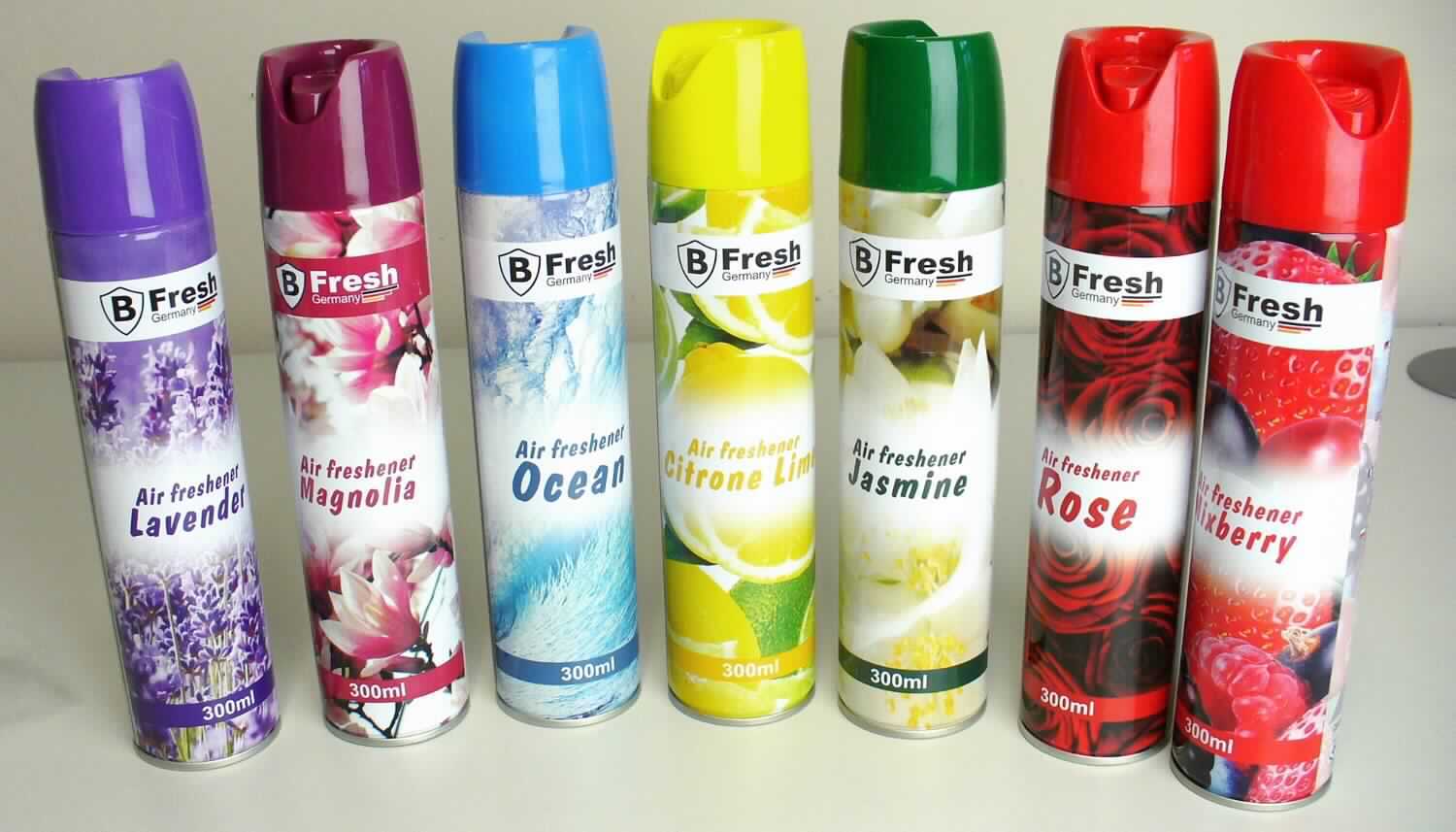 Zubereitung zum Parfümieren von Räumen; Raumspray

Bei der vorgelegten Ware handelt es sich um ein Raumspray zur Raumbeduftung, das in einer Sprühdose mit Zerstäuber (deklarierter Inhalt: 300 ml) abgefüllt ist. Die Sprühdose ist mit einem bunt bedruckten Etikett versehen und für den Einzelverkauf als Raumduftmittel aufgemacht. Auf dem Etikett finden sich Hinweise zur Verwendung und zur Anwendung ("Lufterfrischer"). Die Ware ist in verschiedenen Duftrichtungen erhältlich (s. Feld 8).

Die Ware ist als Zubereitung zum Parfümieren von Räumen in die Unterposition 3307 4900 der Kombinierten Nomenklatur einzureihen.