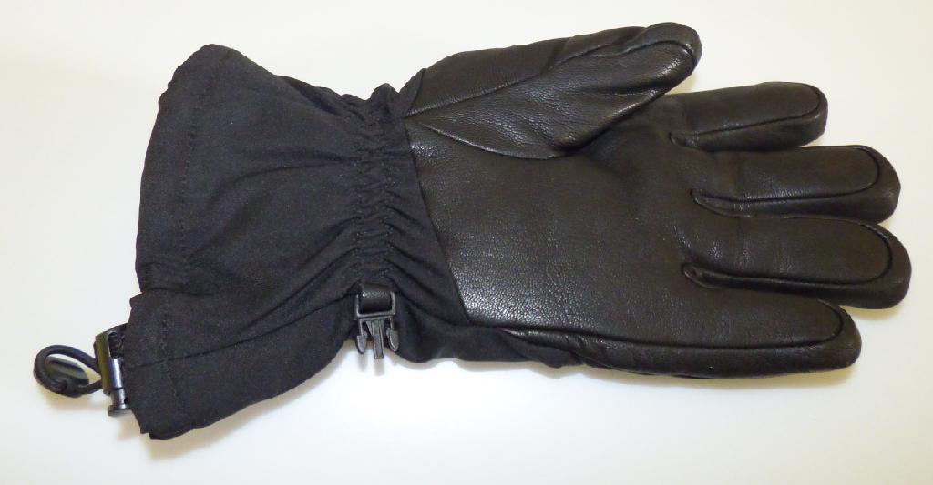 Handschuhe aus Leder, sog. Fingerhandschuh, Foto siehe Anlage,
- als Fünffingerhandschuhe gearbeitet,
- im Bereich der Innenhand, der Finger, des Daumens, der Fingerzwischenräume sowie teilweise
  am Handrücken aus Leder (laut Antrag Ziegenleder),
- im Bereich der Stulpe und teilweise am Handrücken aus Gewirken aus Spinnstoffen,
- gefüttert,
- in Höhe des Handgelenks elastisch verengt und mit einem Kordelzug an der Stulpe versehen,
- ohne funktionelle Merkmale von Spezialsporthandschuhen oder von Schutzhandschuhen,
- das Leder bestimmt insbesondere im Hinblick auf den Umfang den wesentlichen Charakter.

"Bekleidungszubehör aus Leder, Fingerhandschuhe, keine Spezialsport- oder Schutzhandschuhe"