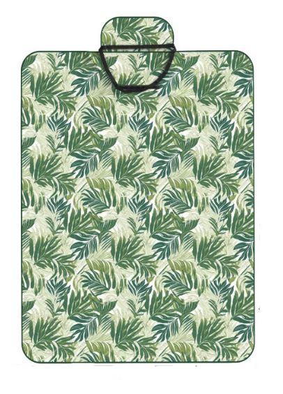 Bei der sog. Picknickdecke PES GRS VA - Tropical handelt es sich um eine ca. 168 cm x 127 cm (L x B) große, rechteckige Decke mit abgerundeten Ecken.
Das dreilagige Erzeugnis besteht aus einer Oberseite, aus mit einem Blattmuster bedruckten Spinnstoffgeweben (Polyester), einer Polsterlage aus Wattierungsstoff (Polyester) und einer Unterseite aus einer einfarbigen Kunststofffolie (Polyethylen-Vinylacetat).
Die drei Lagen sind durch eine Steppung (Karomuster) miteinander verbunden und an den Rändern umlaufend mit schmalen Spinnstoffstreifen eingefasst.
Das Erzeugnis ist mit einer Lasche mit Klettband aus dem gleichen Material zum Zusammenhalten während des Transports und einem Tragegriff aus Spinnstoff versehen.

Die Decke dient als Unterlage beim Sitzen und Liegen (bspw. im Garten oder bei Ausflügen im Freien).

Das Erzeugnis ist als eine „den Bettausstattungen ähnliche Ware, gepolstert, nicht von den Unterpositionen (HS) 9404 21 bis 9404 40 erfasst, nicht mit Federn oder Daunen gefüllt“ einzureihen.
