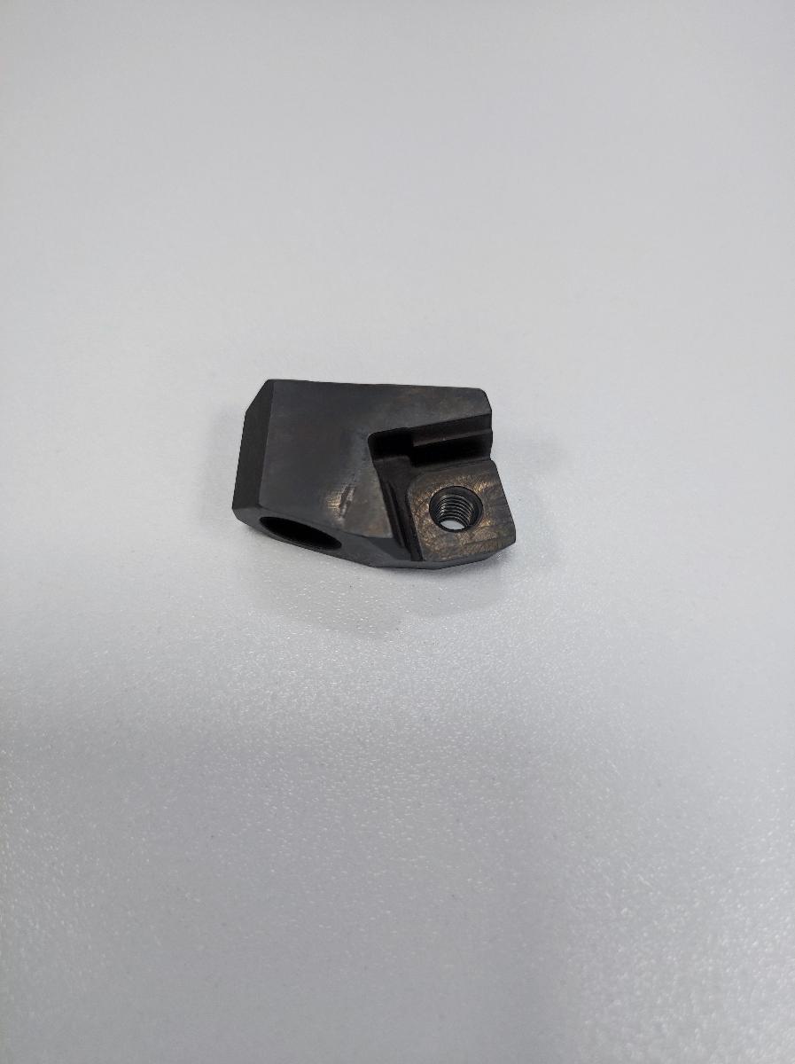 "Wendeschneidplattenhalter"

- Grundkörper aus Stahl zur Aufnahme von Schneidplatten 
   ausschließlich aus Cermets bestehend (nicht Bestandteil dieser vZTA) 
   bestimmt, welche den arbeitenden Teil des Erzeugnisses bilden

- zur Verwendung in Drehmaschinen für die Metallbearbeitung

Abbildung siehe Anlage.

Derartige Erzeugnisse gehören als "Teile aus unedlen Metallen von auswechselbaren Werkzeugen (Drehwerkzeugen), zur Verwendung in Werkzeugmaschinen, für die Metallbearbeitung, mit arbeitendem Teil aus Cermets" zur Unterposition 8207 8011 der Kombinierten Nomenklatur (KN).