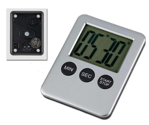 Bei dem sog. „Count Down Timer“ handelt es sich um einen elektronischen Kurzzeitmesser, in Form eines batteriebetriebenen Gerätes mit einem ca. 7 cm x 5,3 cm x 1 cm (H x B x T) großen Kunststoffgehäuse, das auf der silberfarbenen Vorderseite mit drei Funktionstasten (Minuten, Sekunden, Start/Stopp) und einem LC-Display und auf der Rückseite mit einem Batteriefach, einem Ein-/Ausschalter und einem Magneten (zur Befestigung) ausgestattet ist.

Das Erzeugnis kann sowohl als Countdown-Timer als auch als Stoppuhr/Zeitmesser über die Start-/Stopp-Funktion verwendet werden. Der Ablauf der gewählten Zeit wird durch ein Tonsignal angezeigt.

Es ist lt. Antrag in einer Einzel-Geschenkbox verpackt.

Das Erzeugnis ist als "Zeitmesser, mit Uhrwerk" einzureihen.
