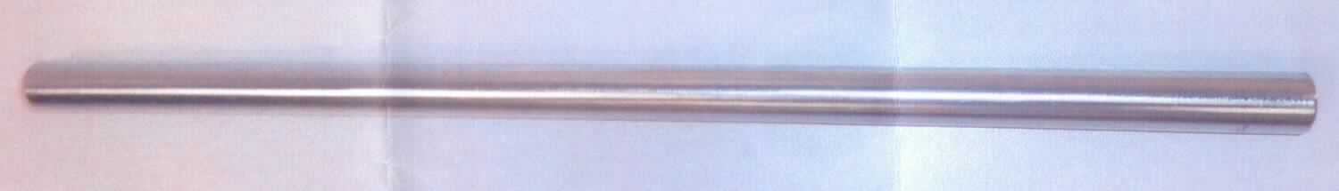 Stahlrohr

Bei der Ware handelt es sich um ein metallisches Hohlerzeugnis (Rohr) mit einem über die gesamte Länge gleichbleibenden, kreisförmigen Querschnitt. Die Wandstärke beträgt 3 mm, der Durchmesser 20 mm und die Länge 146 mm bzw. 470 mm. Das Rohr besteht aus nicht legiertem Stahl (S235 JR; Q235) und ist nahtlos und an den Enden entgratet bzw. angefast. Das Erzeugnis wird in elektrischen Boxspringbetten verbaut.

Die Ware ist als "Rohre, nahtlos, mit kreisförmigem Querschnitt, aus nicht legiertem Stahl, kaltgezogen, andere als Präzisionsstahlrohre, die einen Außendurchmesser von höchstens 406,4 mm und ein Kohlenstoffäquivalent (CEV) gemäß den Berechnungen und der chemischen Analyse des International Institute of Welding (IIW) von maximal 0,86 haben" in den TARIC-Code 7304 3180 30 einzureihen.