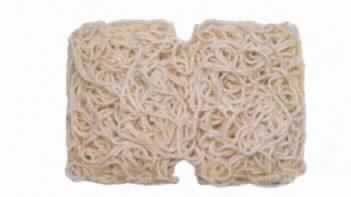Ramen-Nudeln (Weizennudeln, verzehrfertig, tiefgefroren)

Beschreibung des vorgelegten Warenmusters:
Zu einem quaderförmigen Portionsblock (10 cm x 8 cm x 2,5 cm) ineinander verschlungene lange, cremeweiße, 
tiefgefrorene, nach dem Auftauen weiche Nudeln mit quadratischem Querschnitt (ca. 2 mm x 2 mm). 
Zehn Blöcke befinden sich in einem durchsichtigen Original-Kunststoffbeutel. Die Frontseite enthält neben auf 
einem roten Punkt (Sonnenscheibe der japanischen Flagge) aufgedruckten asiatischen Schriftzeichen englisch-
sprachige Angaben zum Erzeugnis ("Japanese Noodles Ramen"), zur Füllmenge (1 kg) und zur Herkunft 
("Product of Japan"). Weitere Angaben in mehreren Sprachen ("Ramen-Nudeln - Weizennudeln, verzehrfertig, 
tiefgefroren") und die Zutatenliste (siehe Feld 8) sind einem seitlich angebrachten Zusatz-Etikett zu entnehmen. 

Teigware, gekocht, nicht gefüllt und nicht getrocknet, keinen Reis enthaltend.